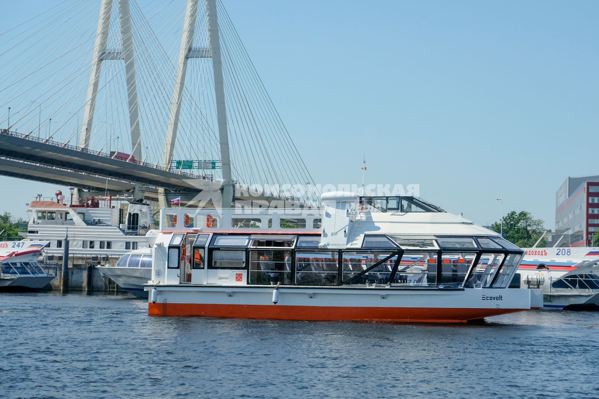 Санкт-Петербург. Двухпалубный речной электрокатамаран Ecovolt  после спуска на воду на территории Пассажирского порта.