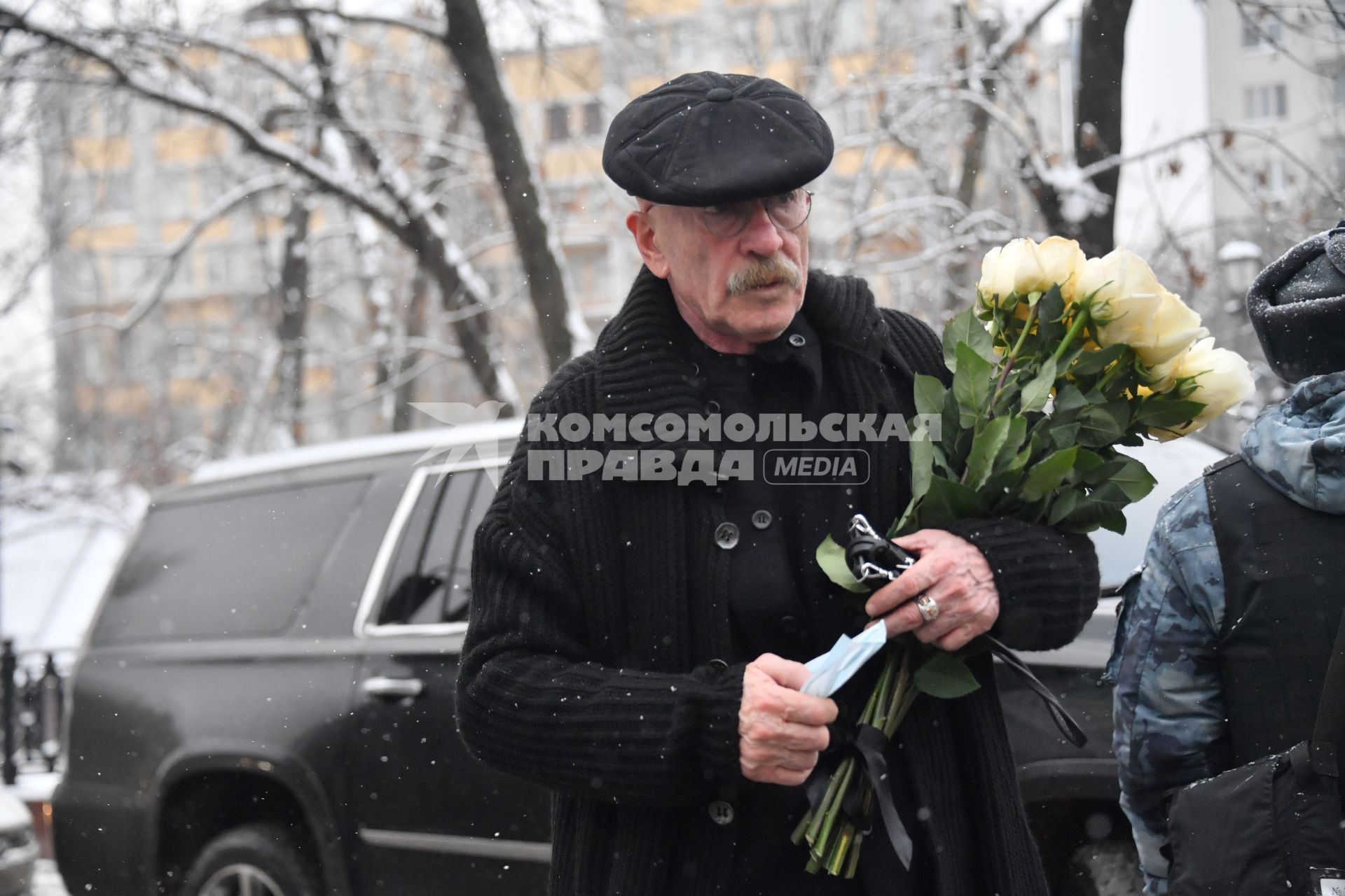 Москва.  Певец Александр Розенбаум перед началом  церемонии прощания с актером театра и кино, народным артистом РСФСР Валентином Гафтом в московском театре`Современник`.