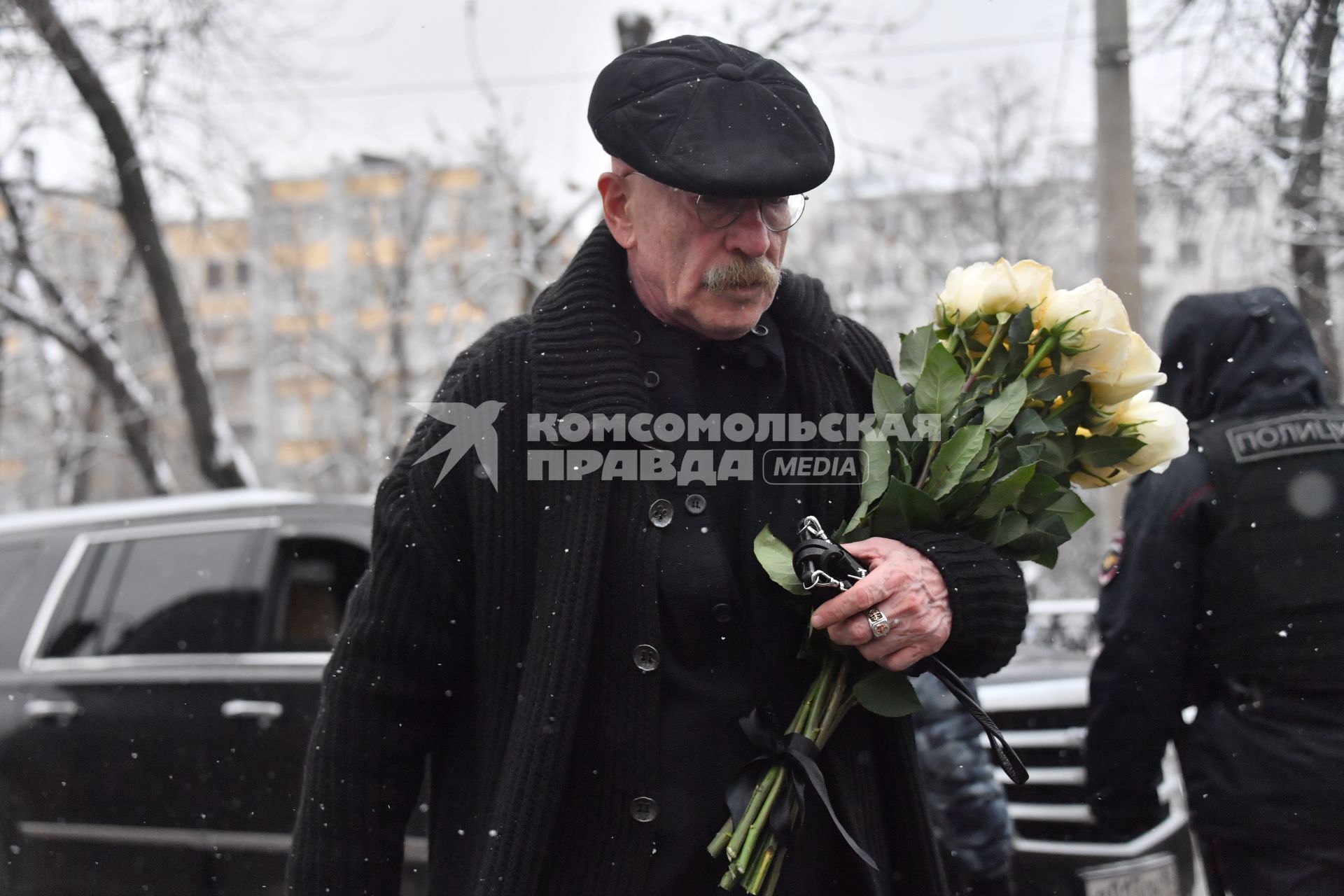 Москва.  Певец Александр Розенбаум перед началом  церемонии прощания с актером театра и кино, народным артистом РСФСР Валентином Гафтом в московском театре`Современник`.