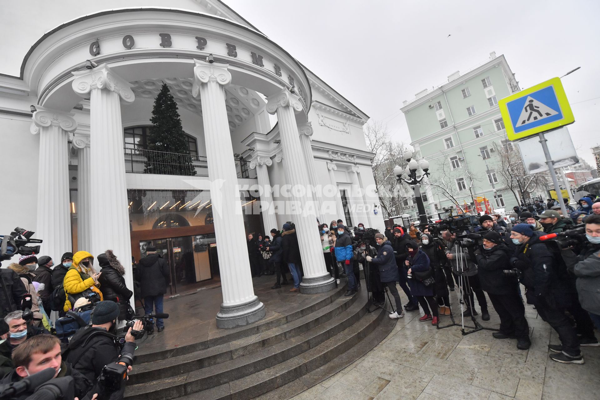 Москва. Люди  у  театра`Современник` во время церемонии прощания с актером Валентином Гафтом.