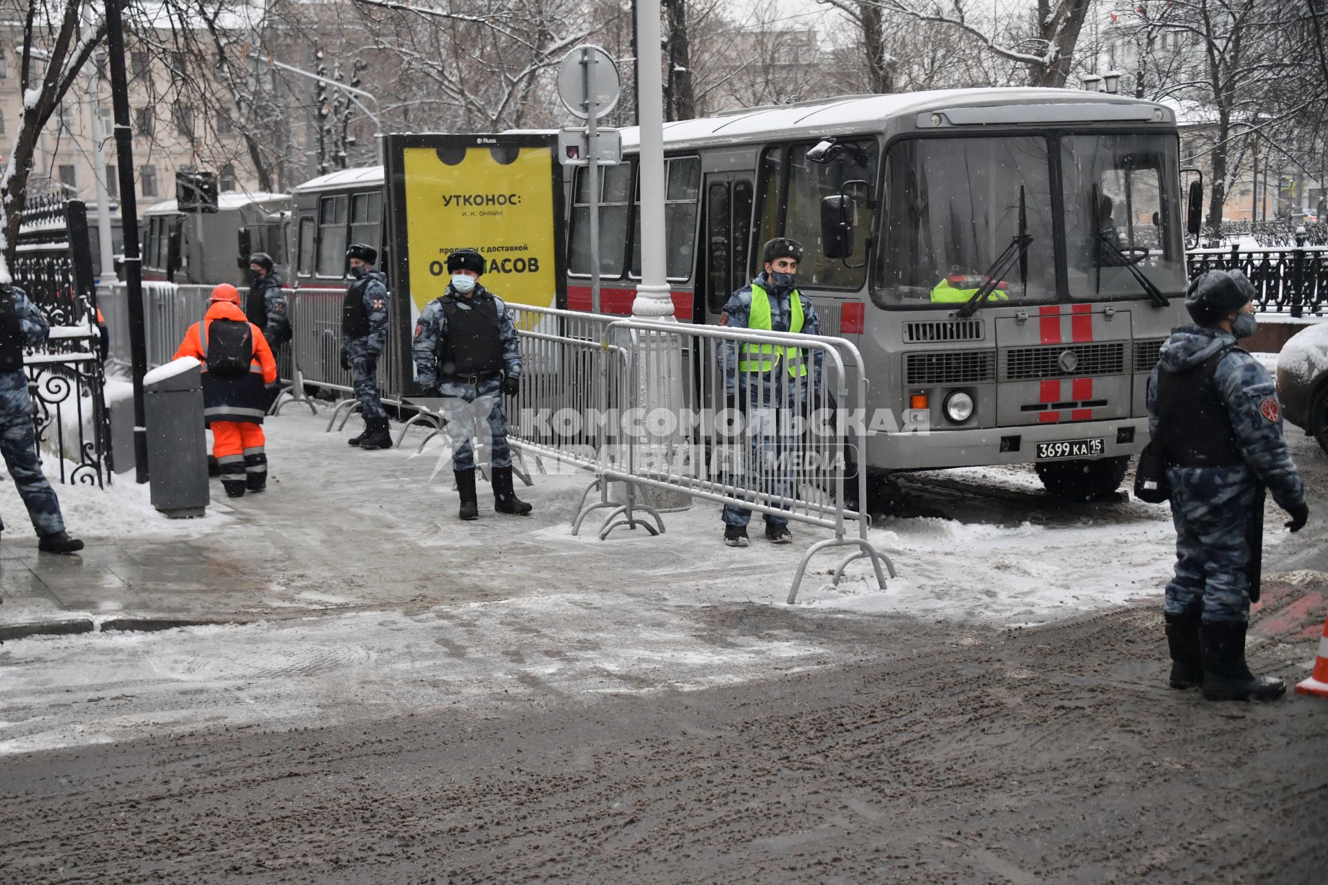 Москва. Полицейские в медицинских масках.