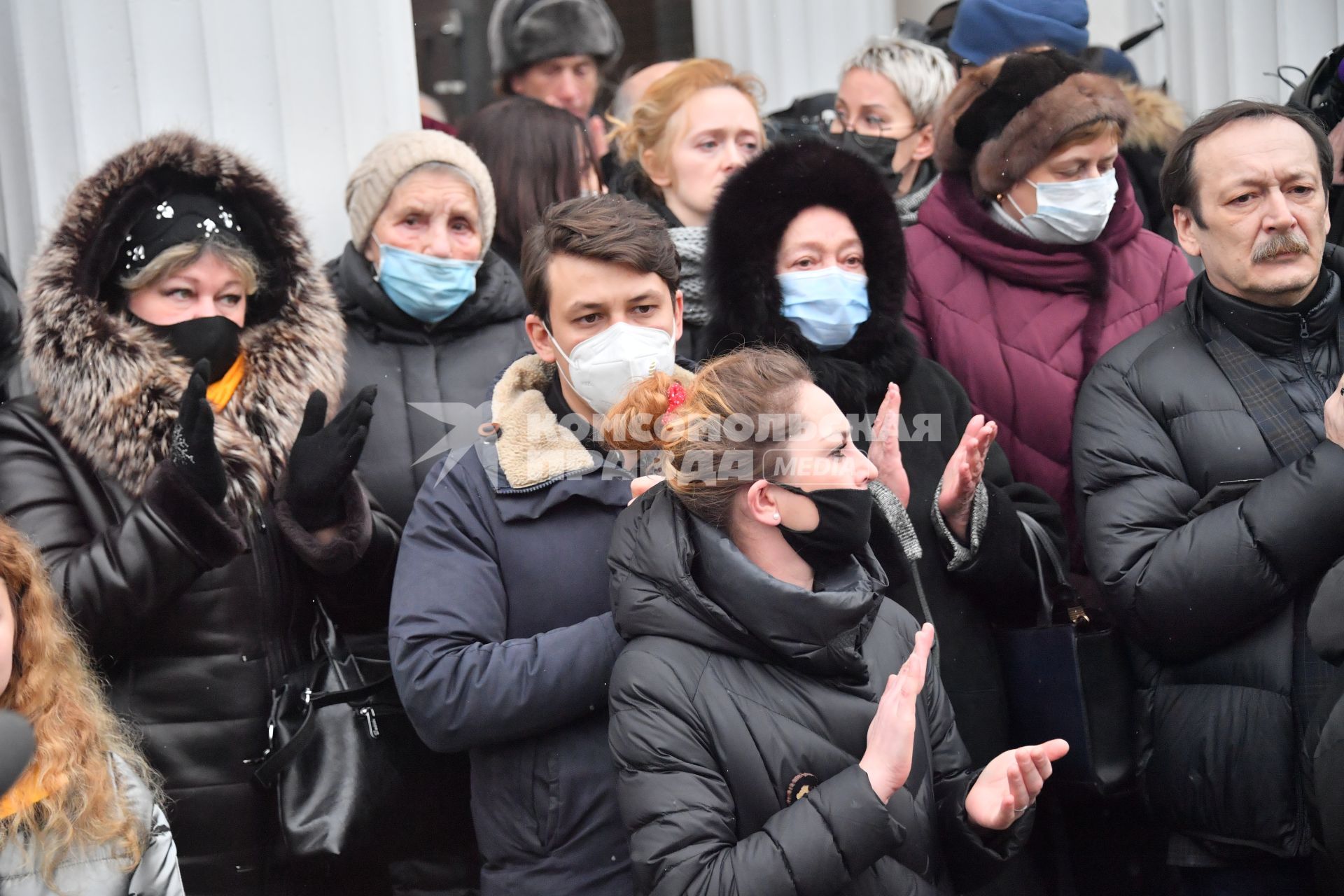 Москва. Люди  у  театра`Современник` во время церемонии прощания с актером Валентином Гафтом.