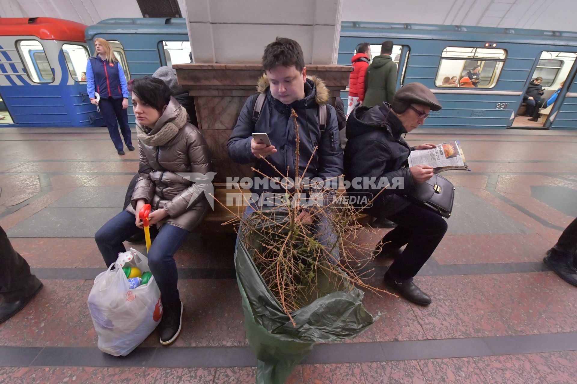 Москва. Корреспондент КП Павел Клоков везет в метро новогоднюю елку в пункт приема для дальнейшей переработки.