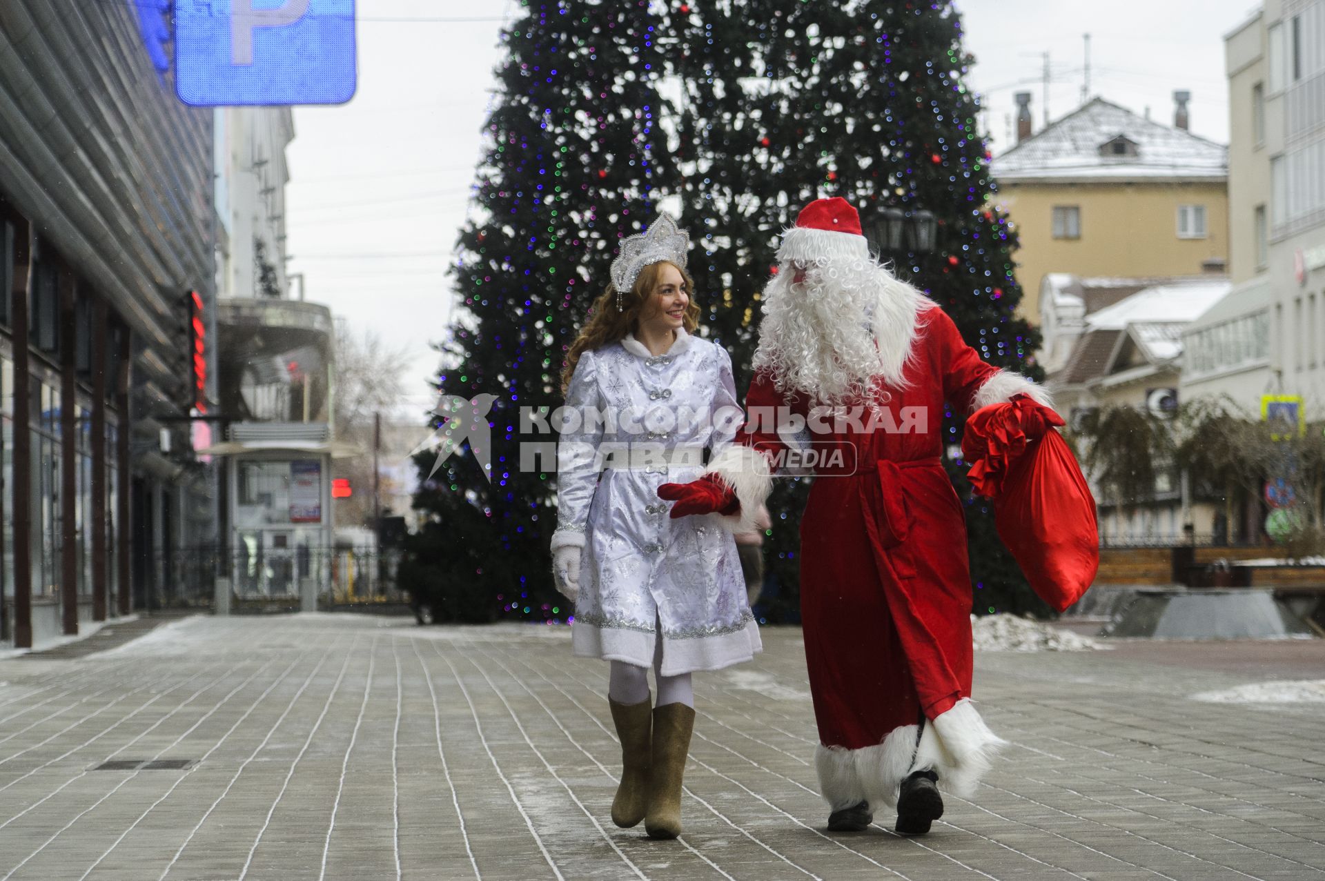 Екатеринбург. Дед мороз и снегурочка у елки на одной из центральных улиц города