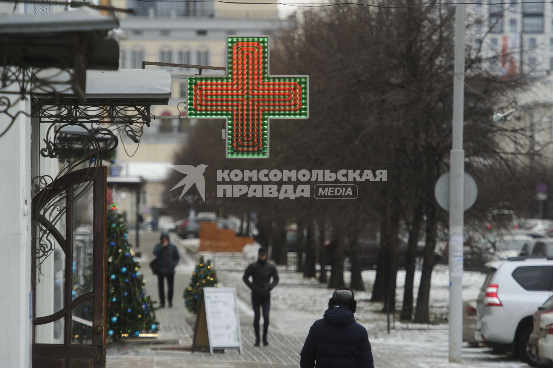 Екатеринбург. Горожане у аптеки