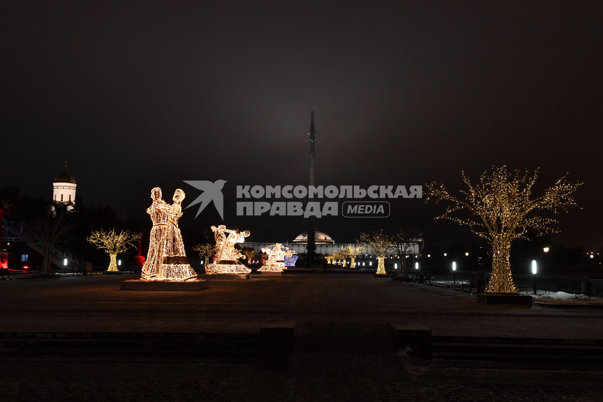 Москва.  Вид на новогоднюю инсталляцию в Парк Победы на Поклонной горе.