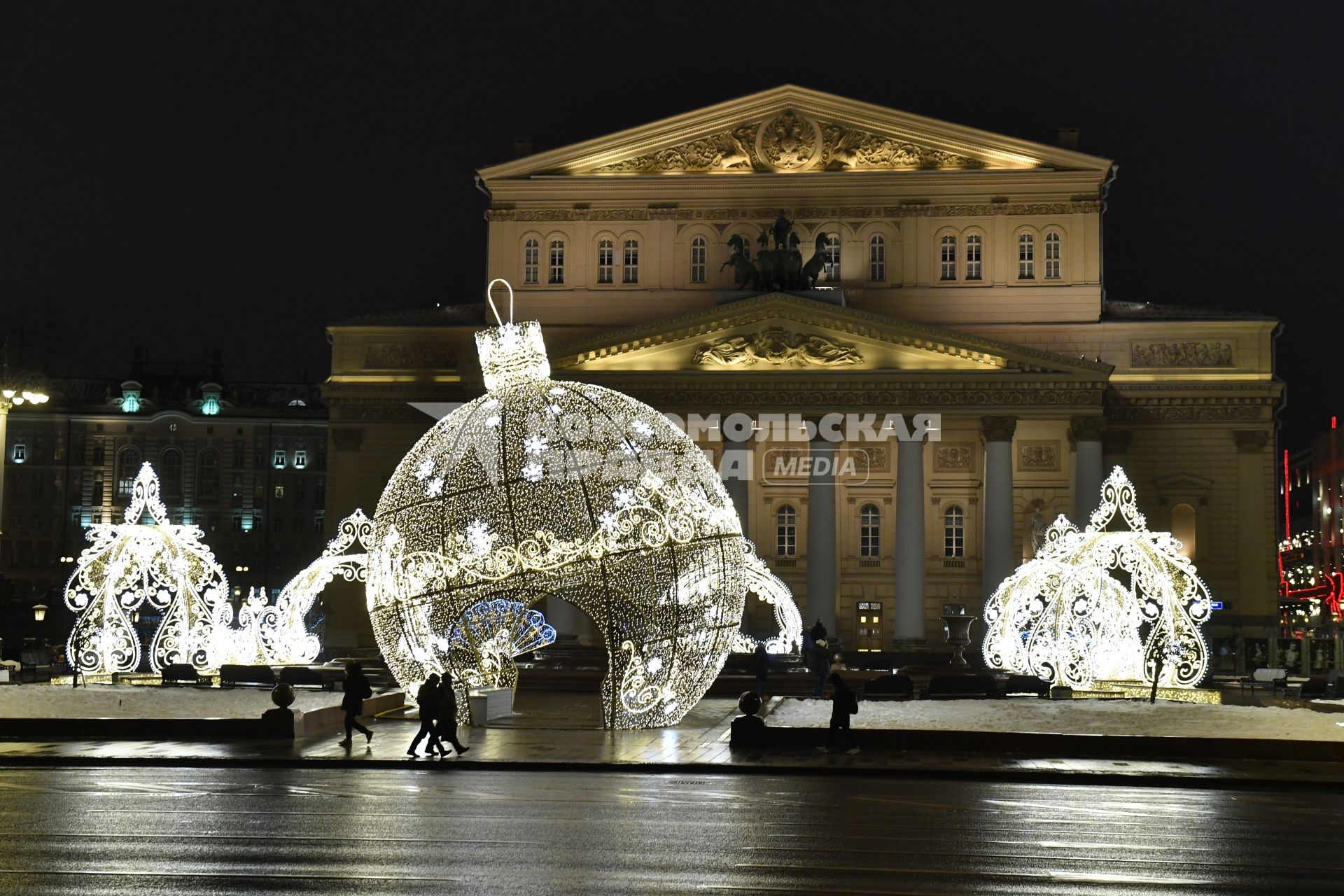 Москва.  Новогодняя инсталляция около Большого театра .