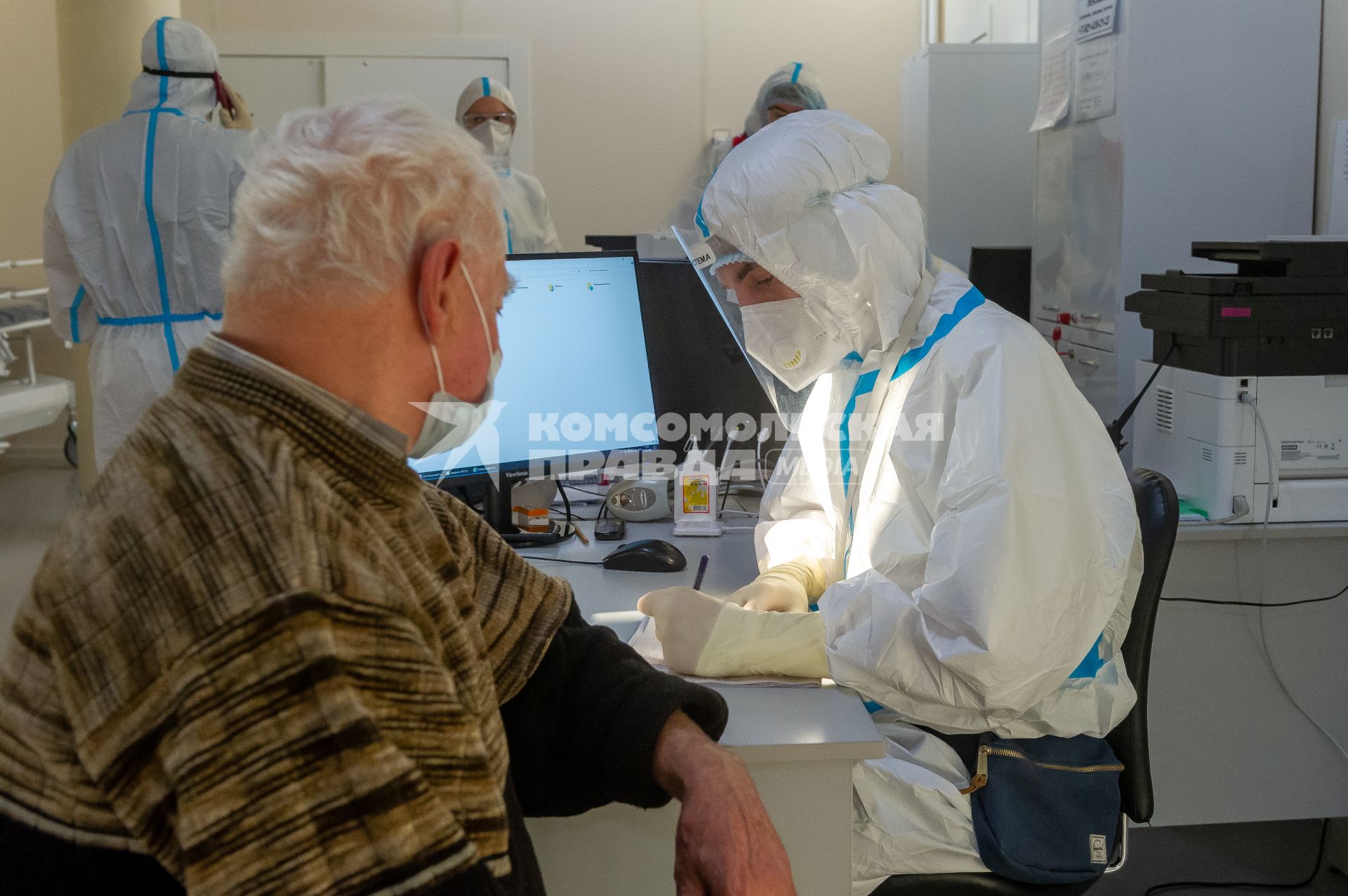 Санкт-Петербург. Врач ведет прием пациента во временном госпитале для больных COVID-19, организованном в выставочном комплексе `Ленэкспо`.