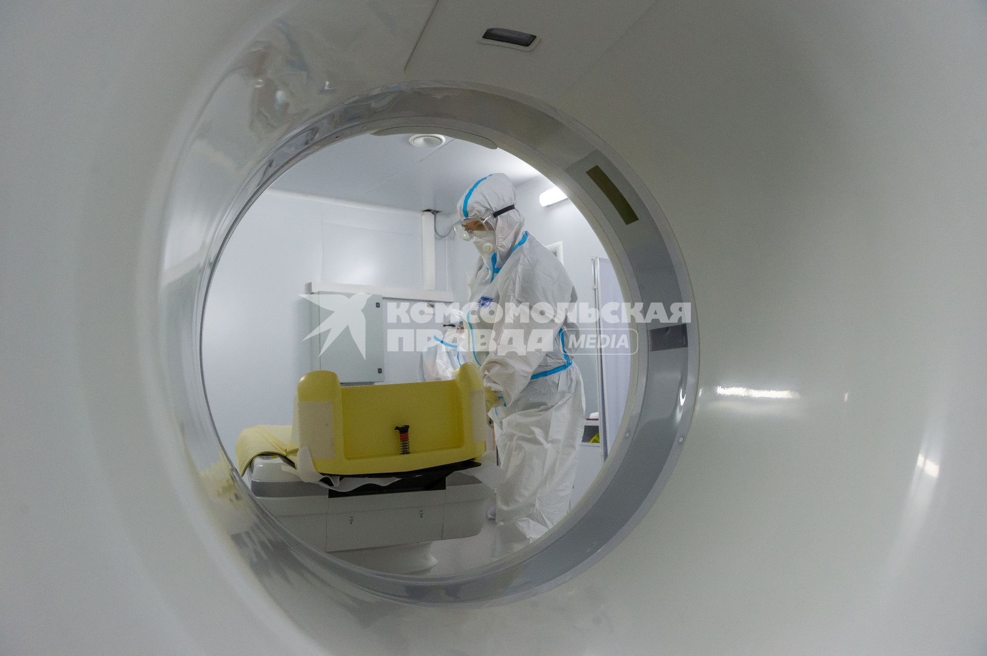 Санкт-Петербург.  Аппарат компьютерной томографии во временном госпитале для больных COVID-19, организованном в выставочном комплексе `Ленэкспо`.