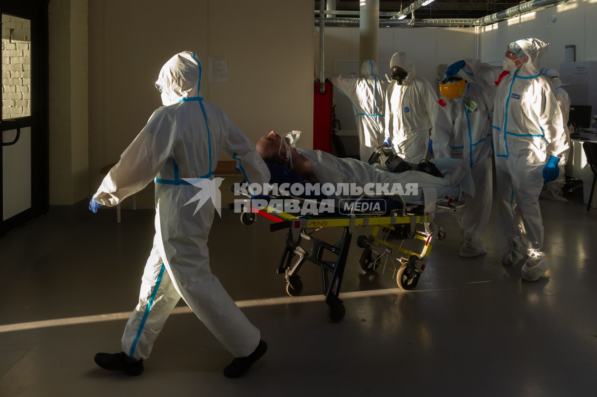 Санкт-Петербург.  Медицинские работники транспортируют пациента во временном госпитале для больных COVID-19, организованном в выставочном комплексе `Ленэкспо`.