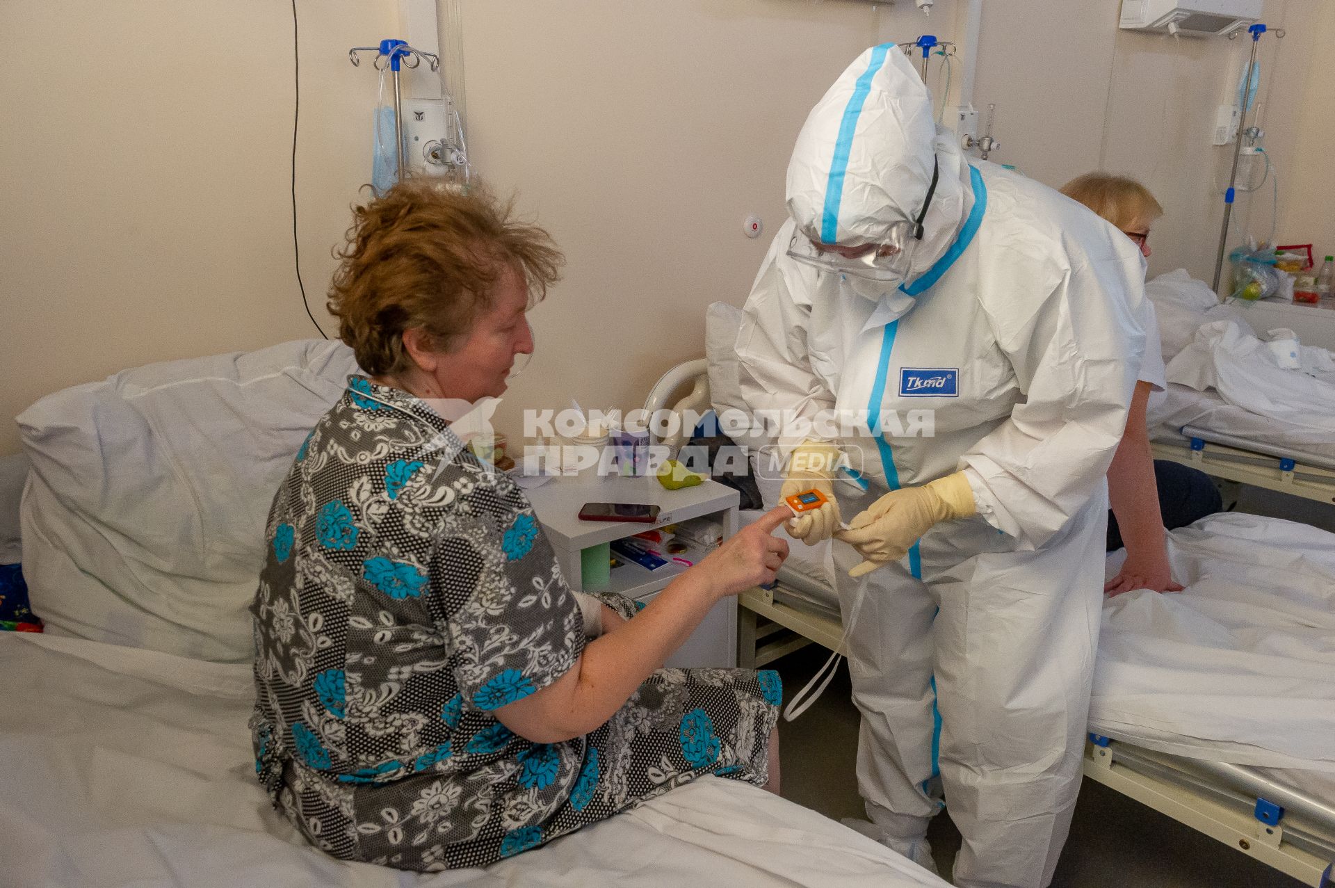 Санкт-Петербург. Медицинский работник во время осмотра пациента во временном госпитале для больных COVID-19, организованном в выставочном комплексе `Ленэкспо`.