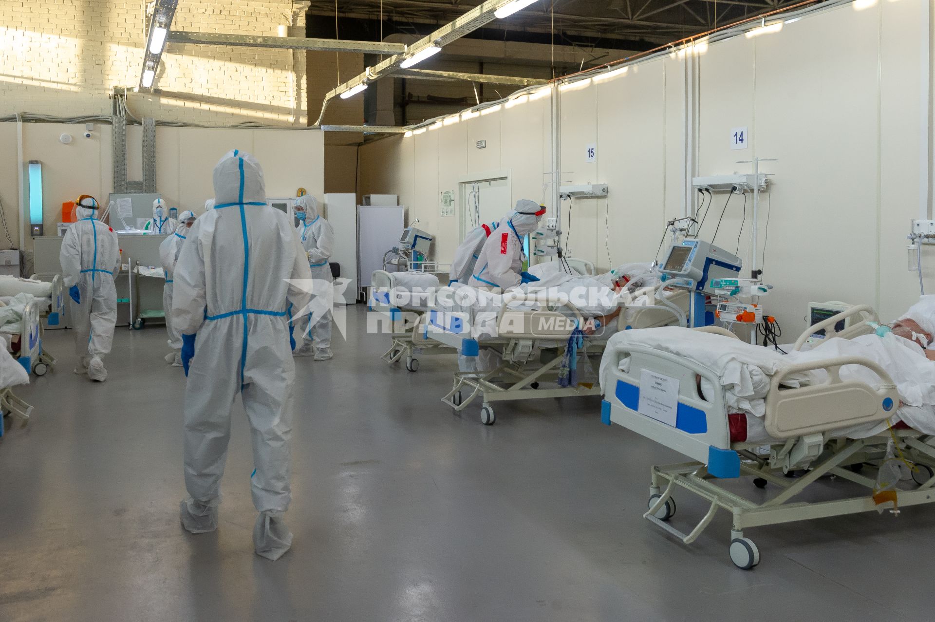 Санкт-Петербург. Медицинские работники и пациенты в отделении реанимации и интенсивной терапии во временном госпитале для больных COVID-19, организованном в выставочном комплексе `Ленэкспо`.