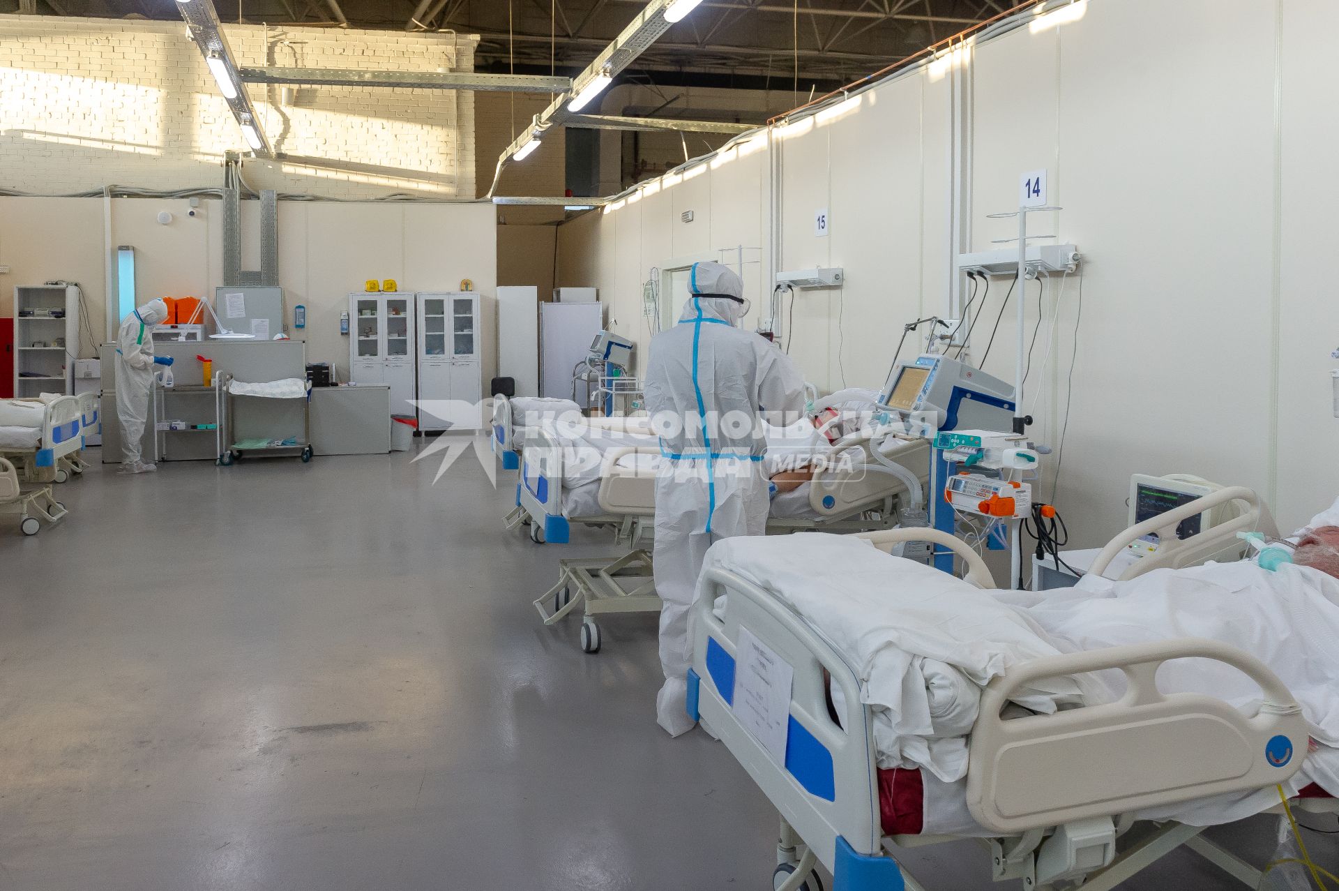 Санкт-Петербург. Медицинские работники и пациенты в отделении реанимации и интенсивной терапии во временном госпитале для больных COVID-19, организованном в выставочном комплексе `Ленэкспо`.