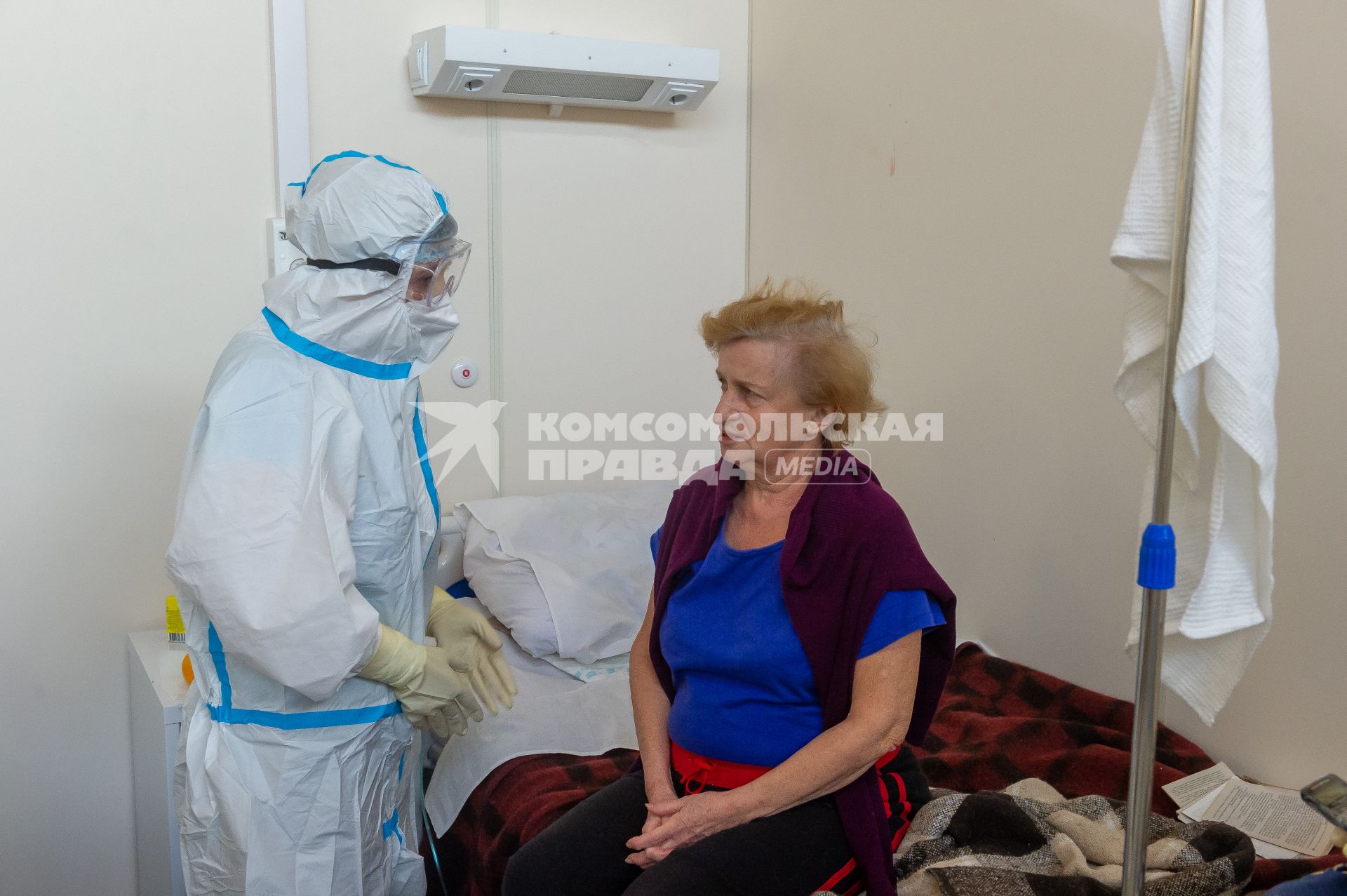 Санкт-Петербург. Медицинский работник во время осмотра пациента во временном госпитале для больных COVID-19, организованном в выставочном комплексе `Ленэкспо`.