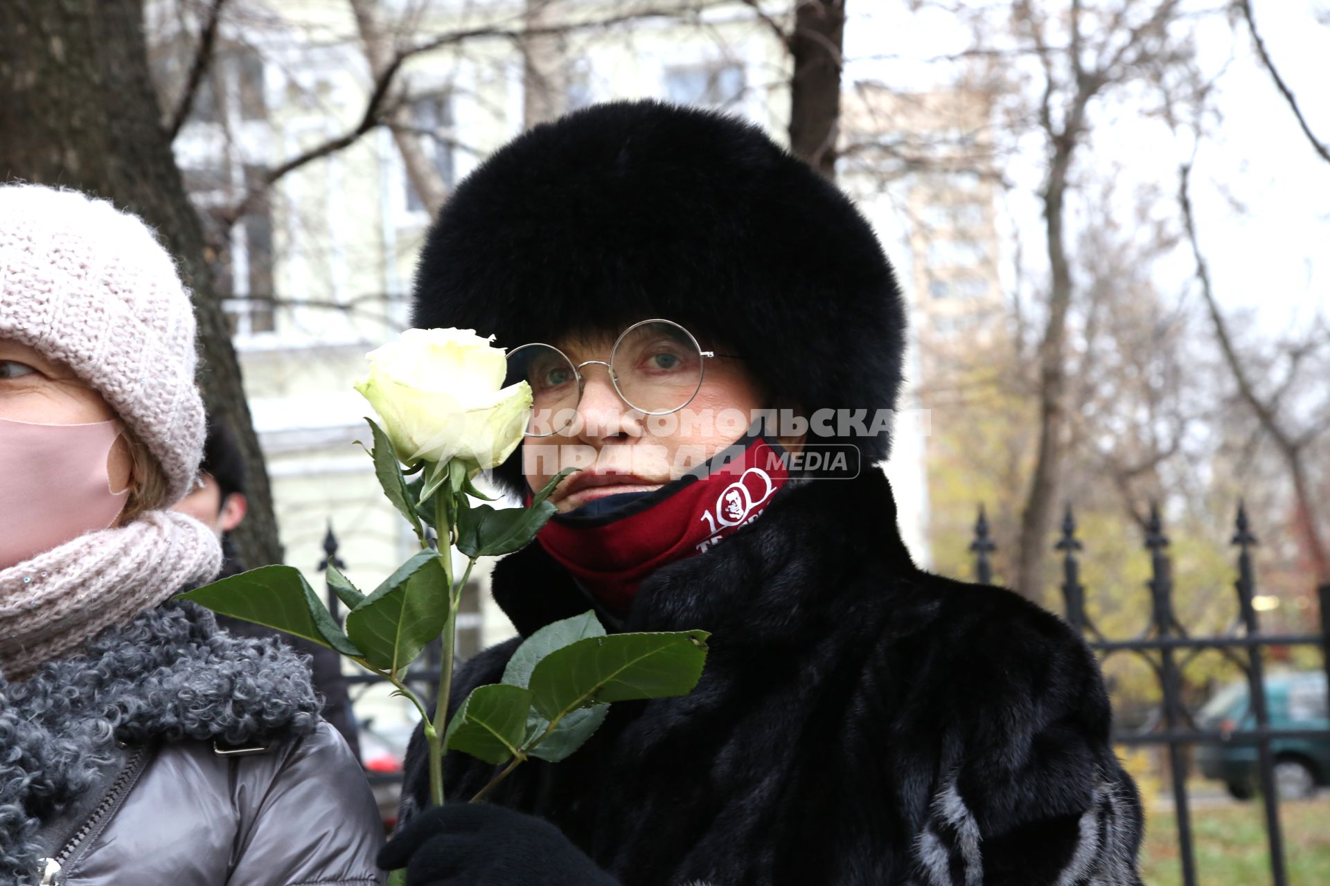 Гранатный переулок, 2/9. Мемориальная доска в честь актера Владимира Этуша на доме, где он жил. Открытие. 2020. На снимке: актриса Людмила Максакова