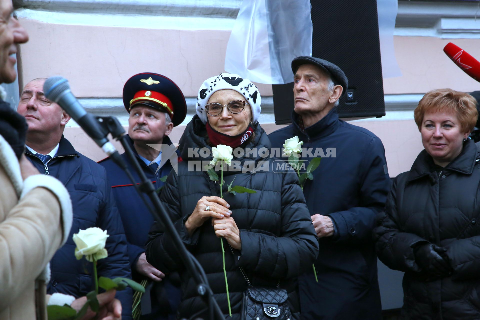 Гранатный переулок, 2/9. Мемориальная доска в честь актера Владимира Этуша на доме, где он жил. Открытие. 2020. На снимке: актриса Ирина Купченко