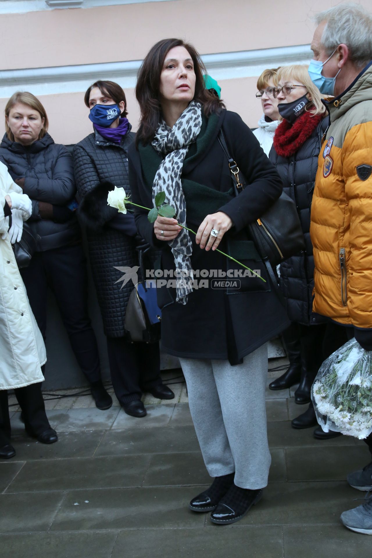 Гранатный переулок, 2/9. Мемориальная доска в честь актера Владимира Этуша на доме, где он жил. Открытие. 2020. На снимке: актриса Лидия Вележева