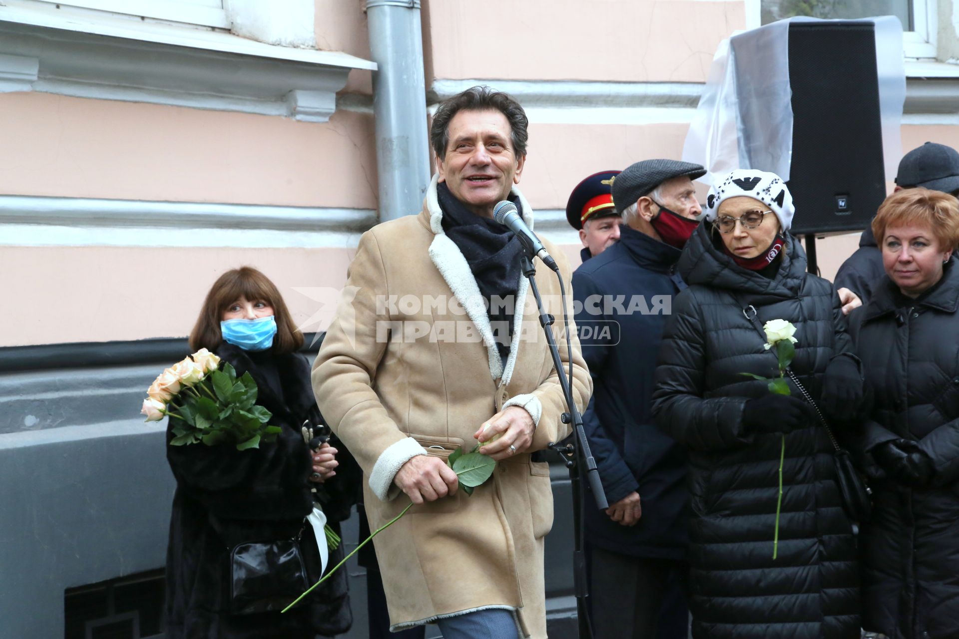 Гранатный переулок, 2/9. Мемориальная доска в честь актера Владимира Этуша на доме, где он жил. Открытие. 2020. На снимке: актер Евгений Князев