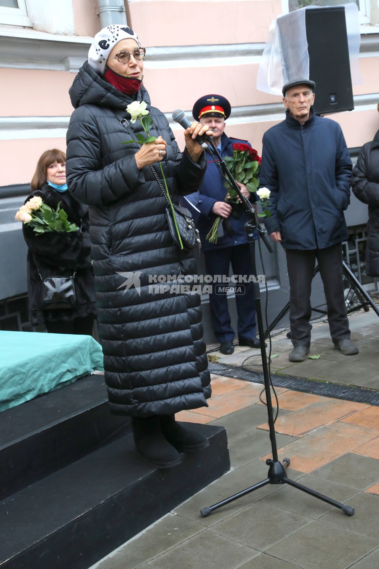 Гранатный переулок, 2/9. Мемориальная доска в честь актера Владимира Этуша на доме, где он жил. Открытие. 2020. На снимке: актриса Ирина Купченко