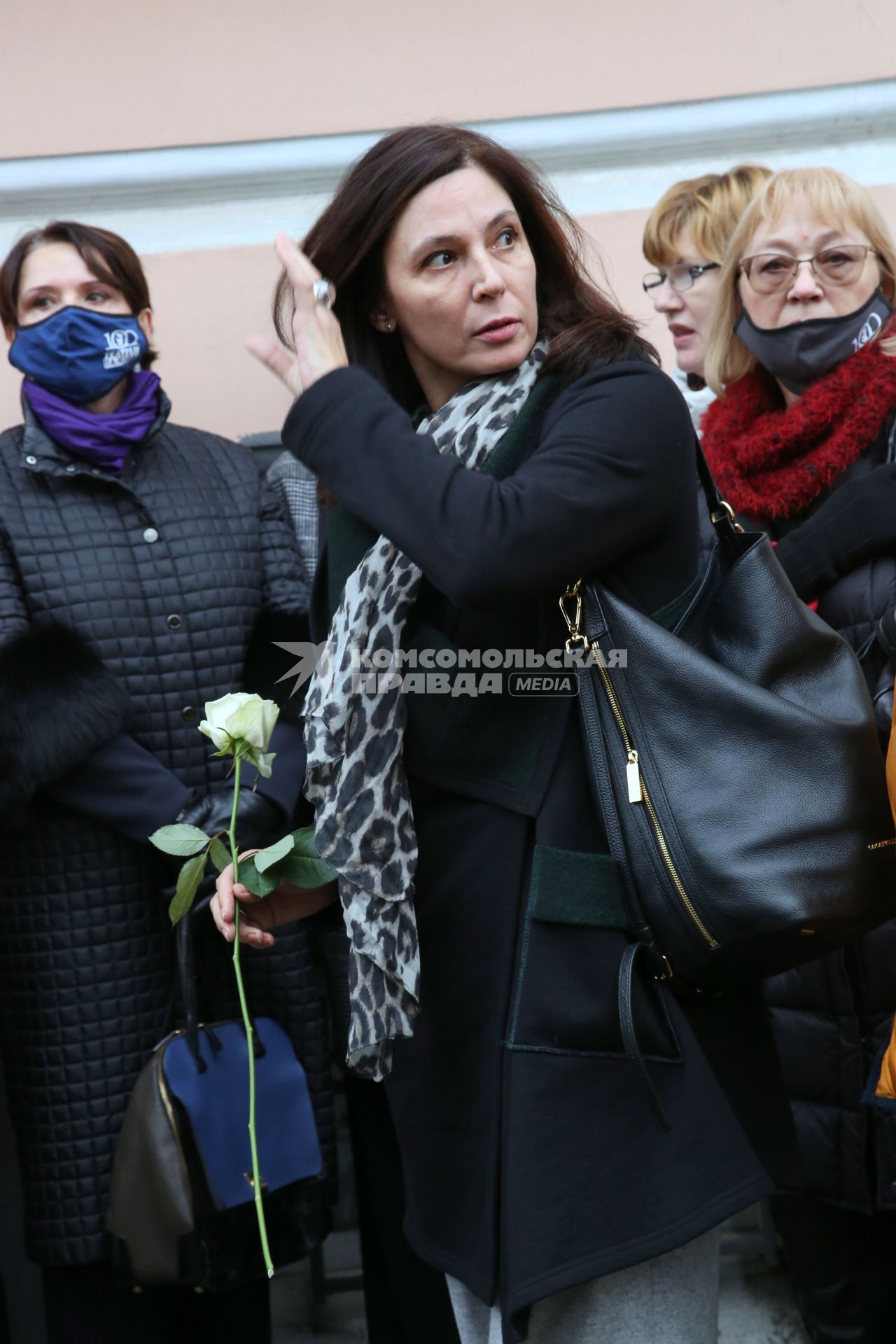 Гранатный переулок, 2/9. Мемориальная доска в честь актера Владимира Этуша на доме, где он жил. Открытие. 2020. На снимке: актриса Лидия Вележева