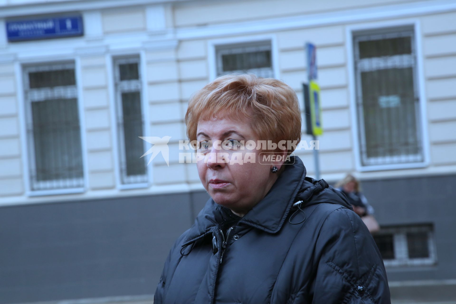 Гранатный переулок, 2/9. Мемориальная доска в честь актера Владимира Этуша на доме, где он жил. Открытие. 2020. На снимке:  вдова Владимра Этуша Елена