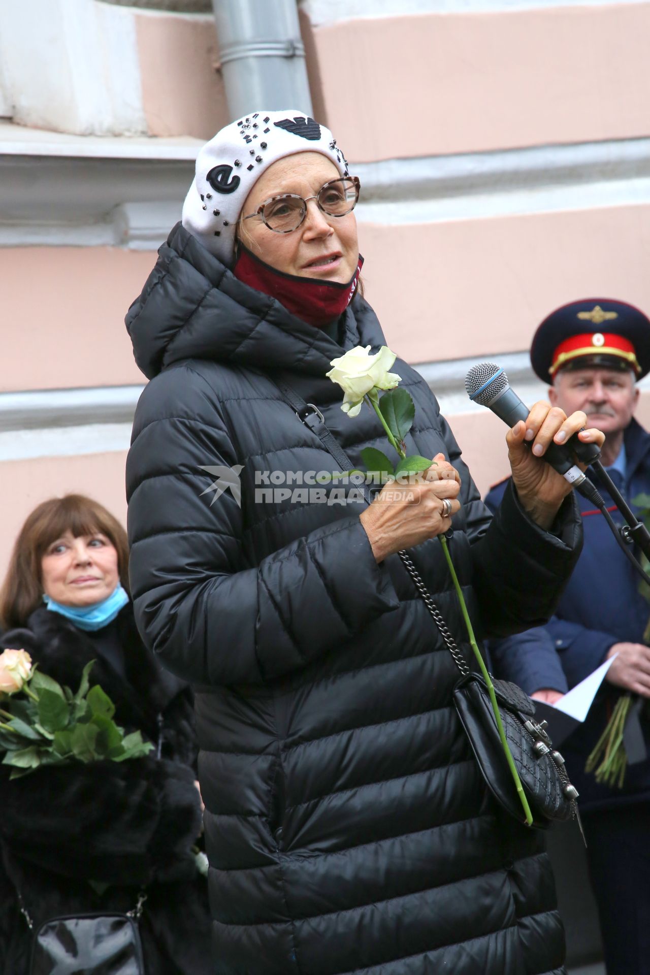 Гранатный переулок, 2/9. Мемориальная доска в честь актера Владимира Этуша на доме, где он жил. Открытие. 2020. На снимке: актриса Ирина Купченко