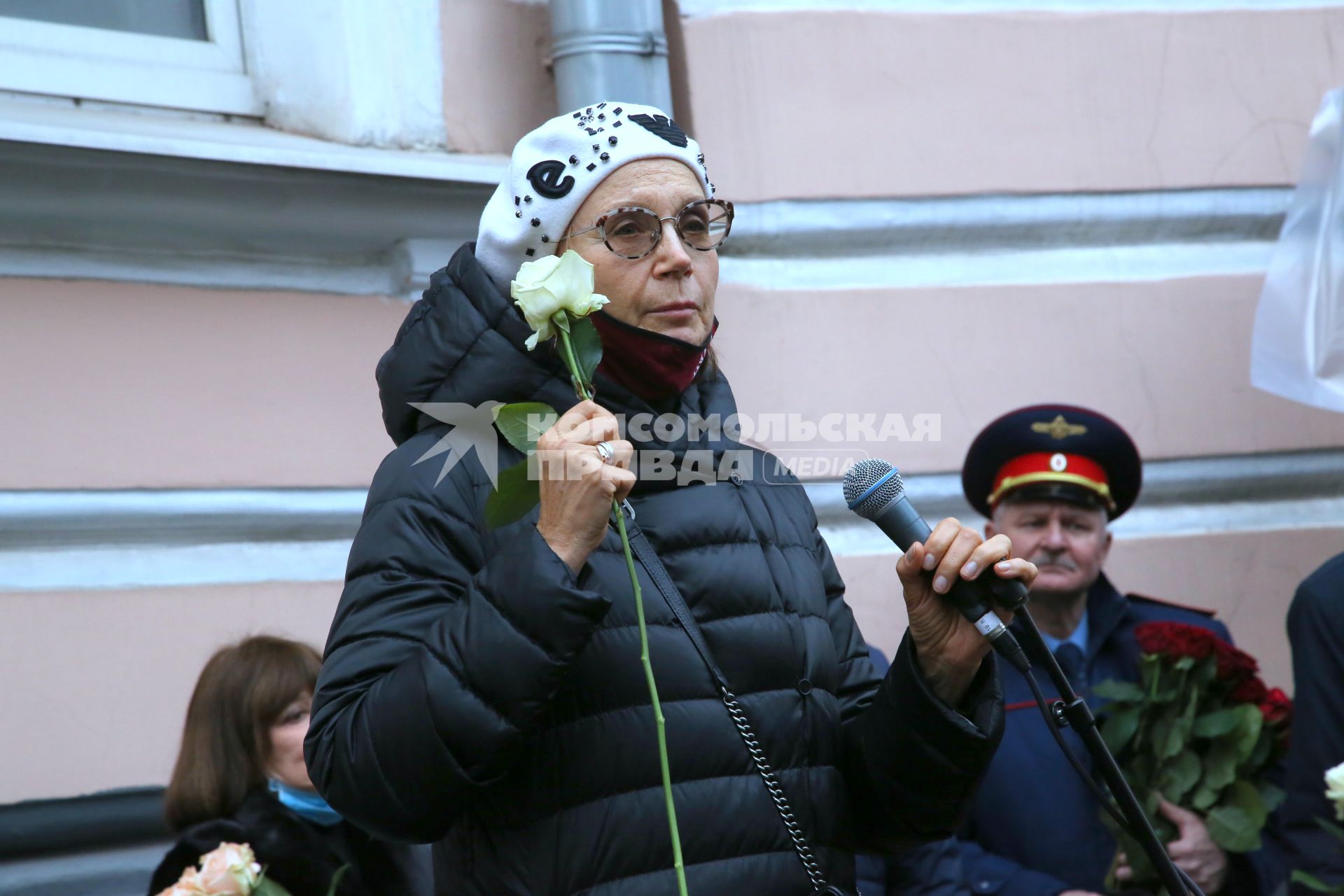 Гранатный переулок, 2/9. Мемориальная доска в честь актера Владимира Этуша на доме, где он жил. Открытие. 2020. На снимке: актриса Ирина Купченко