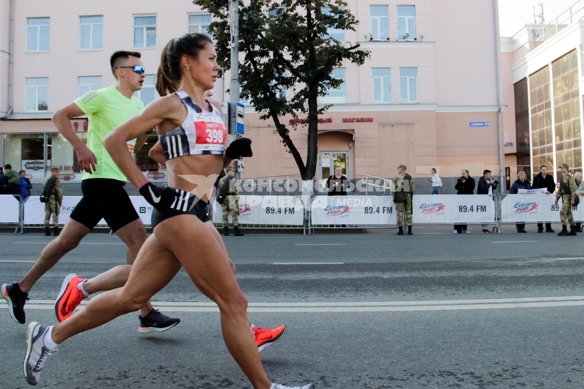 Пермь. Участники третьего международного марафона во время забега по улице.