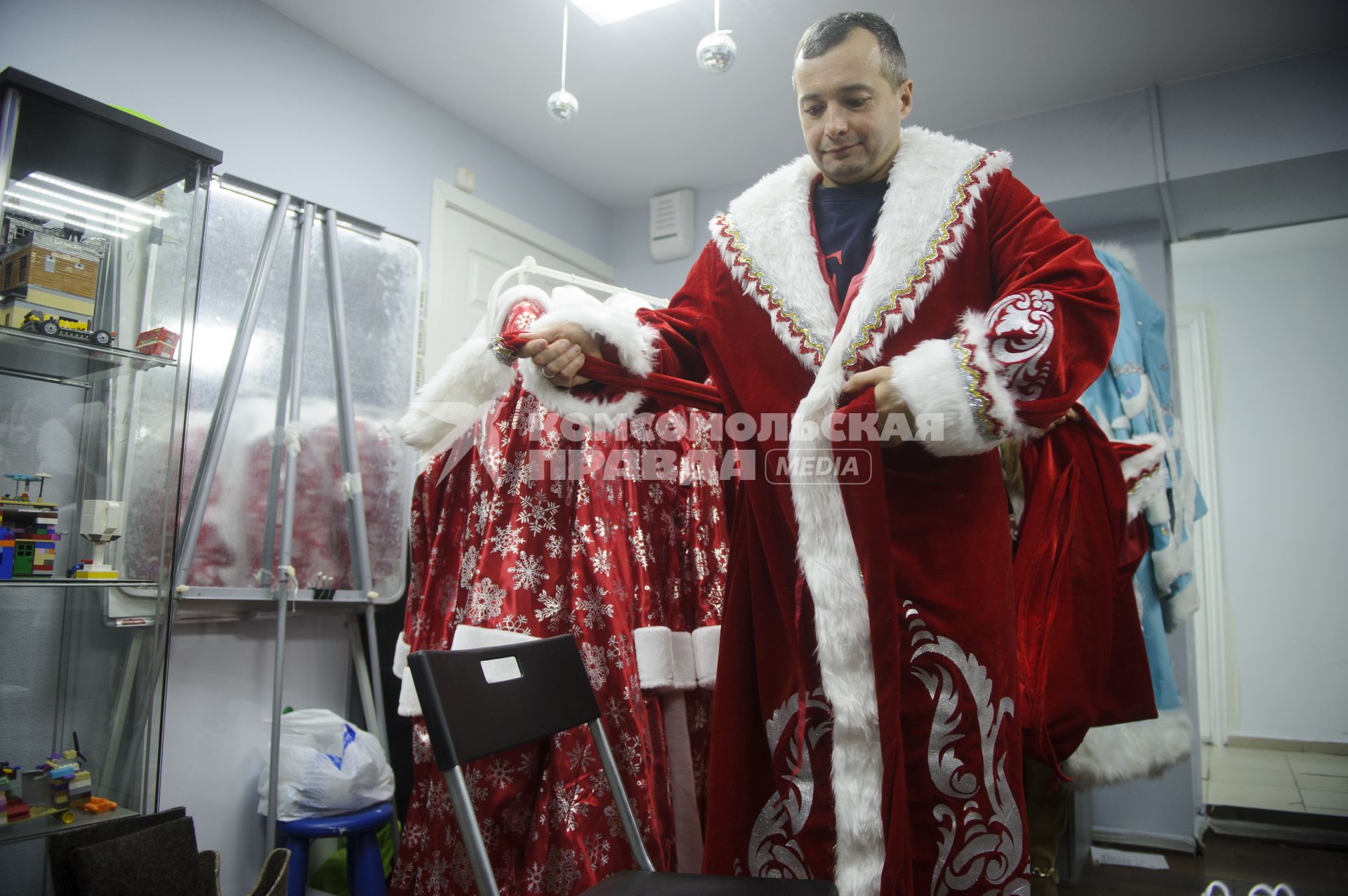 Екатеринбург. Благотворительный фонд \'Дорогами добра\'. Дамир Юсупов - Герой России, пилот авиакомпании \'Уральские авиалинии\' посадивший пассажирский самолет Airbus A321 в кукурузном поле, надевает костюм деда мороза, для поздравления детей с новым годом.