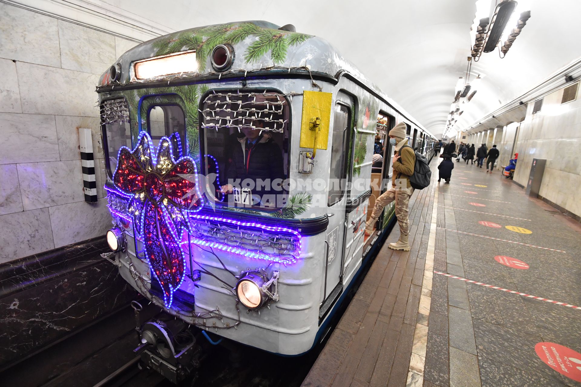 Москва.  Тематический  новогодний поезд нана платформе метрополитена.