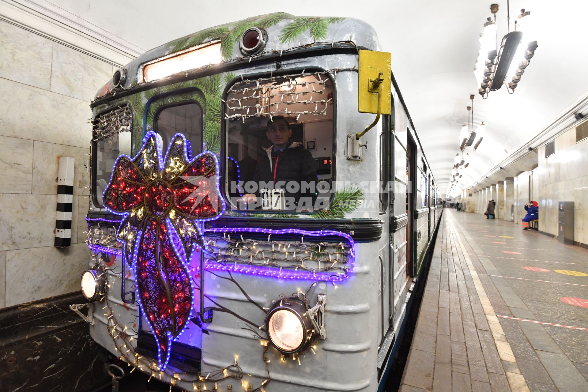 Москва.  Тематический  новогодний поезд нана платформе метрополитена.