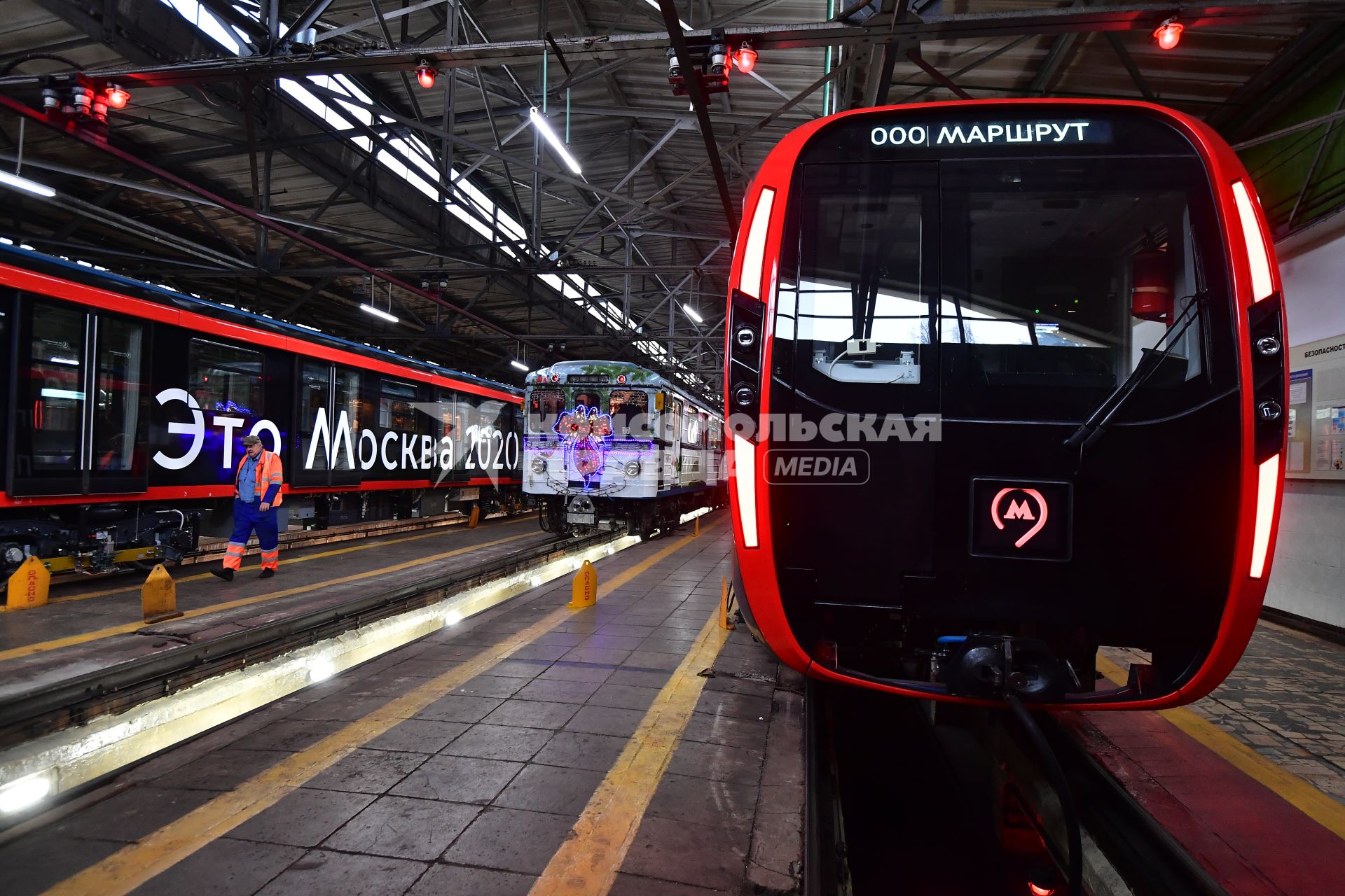 Москва.  Тематический новогодний поезд  в депо `Красная Пресня`.