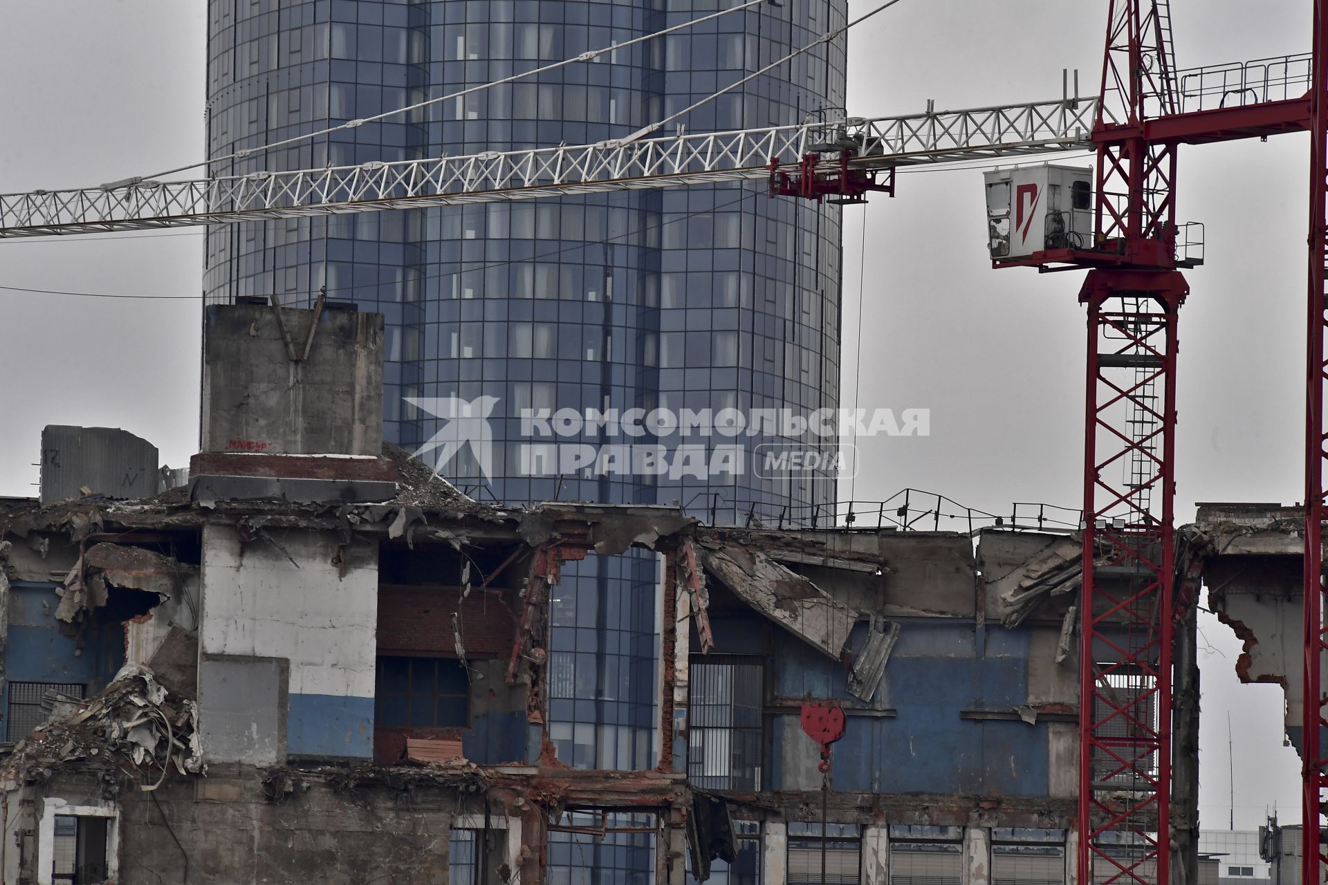 Москва.  Реконструкция здания спорткомплекса `Олимпийский`.