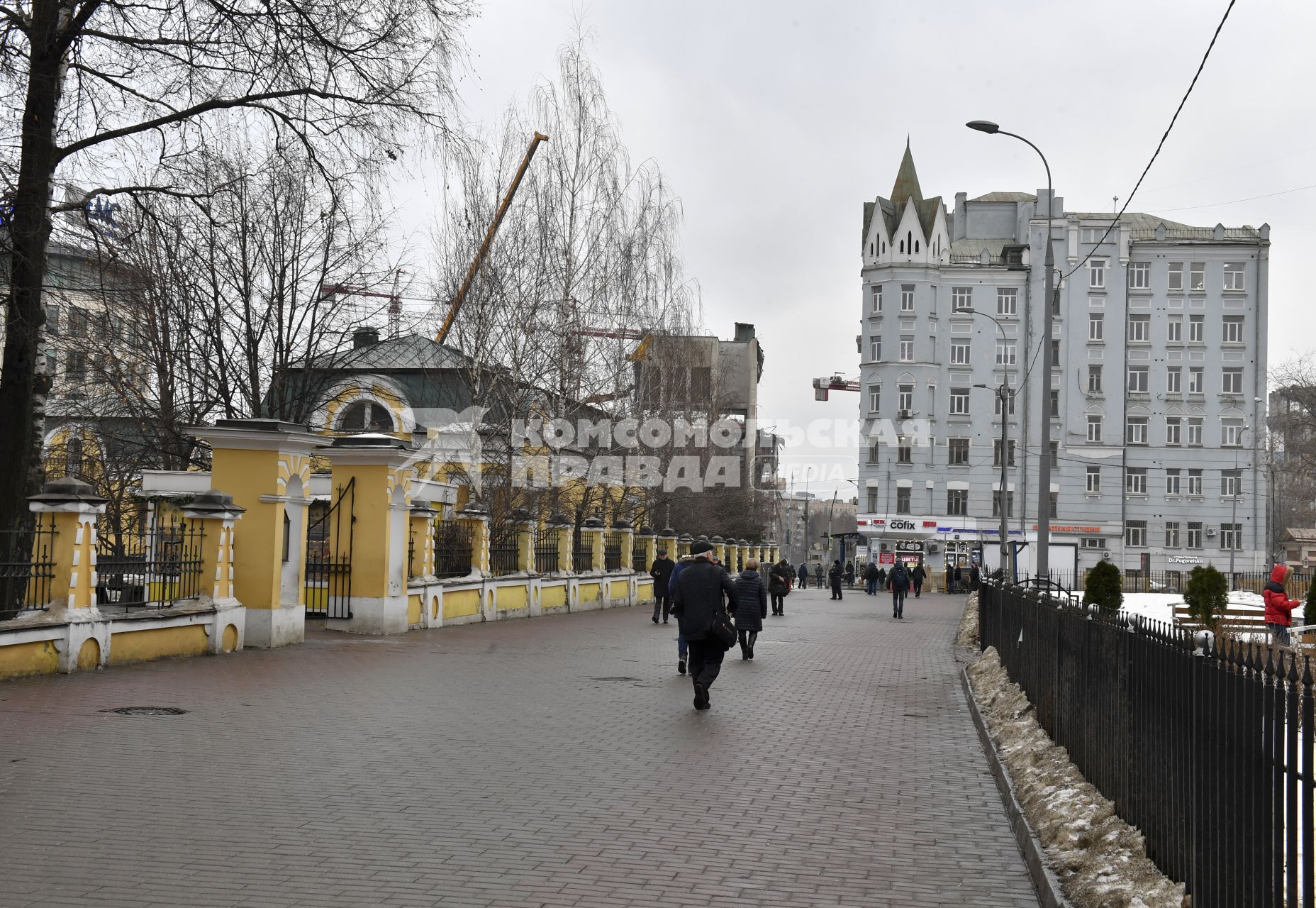 Москва.  Прохожие на улице Гиляровского у церкви Филиппа Митрополита.