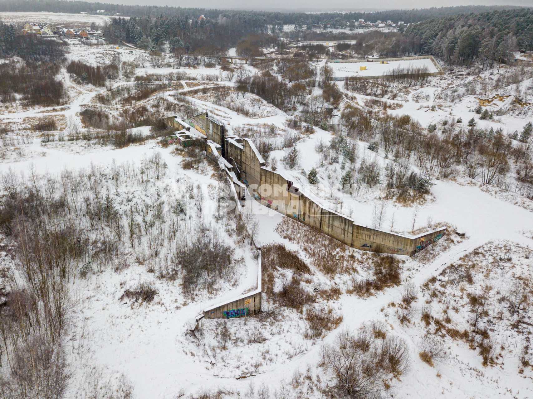 Московская область. Вид на  остатки разрушенной плотины недостроенного `Подольского моря.`