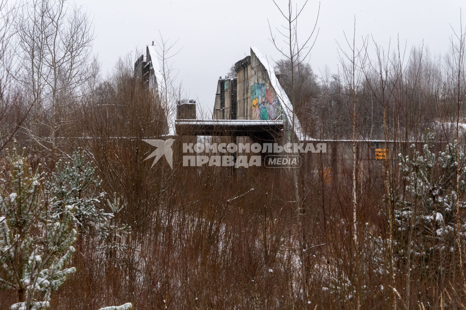 Московская область. Вид на  остатки разрушенной плотины недостроенного `Подольского моря.`