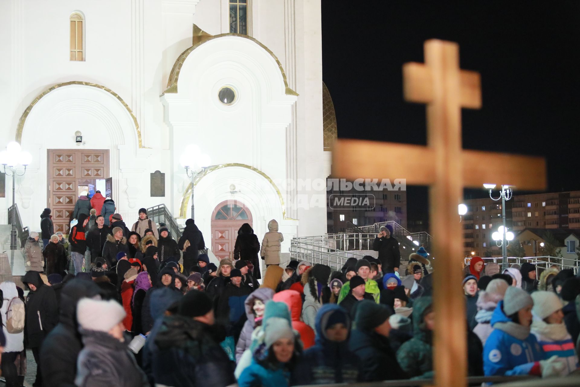 Красноярск. Верующие у храма Рождества Христова во время Крещенских купаний.