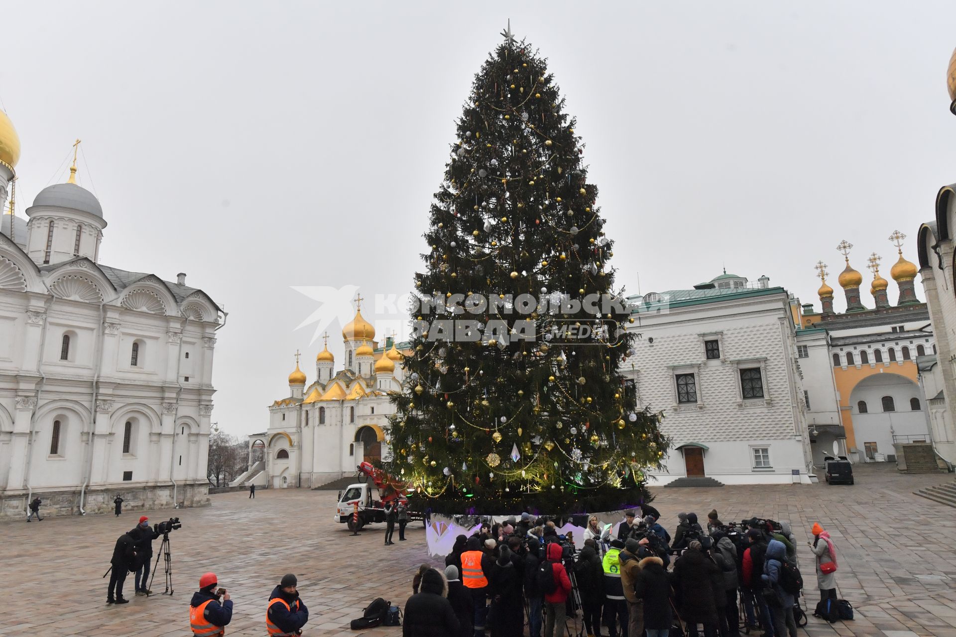 Москва.  Пресс-секретарь Управления делами президента РФ Елена Крылова во время украшения главной новогодней елки страны на Соборной площади в Кремле.