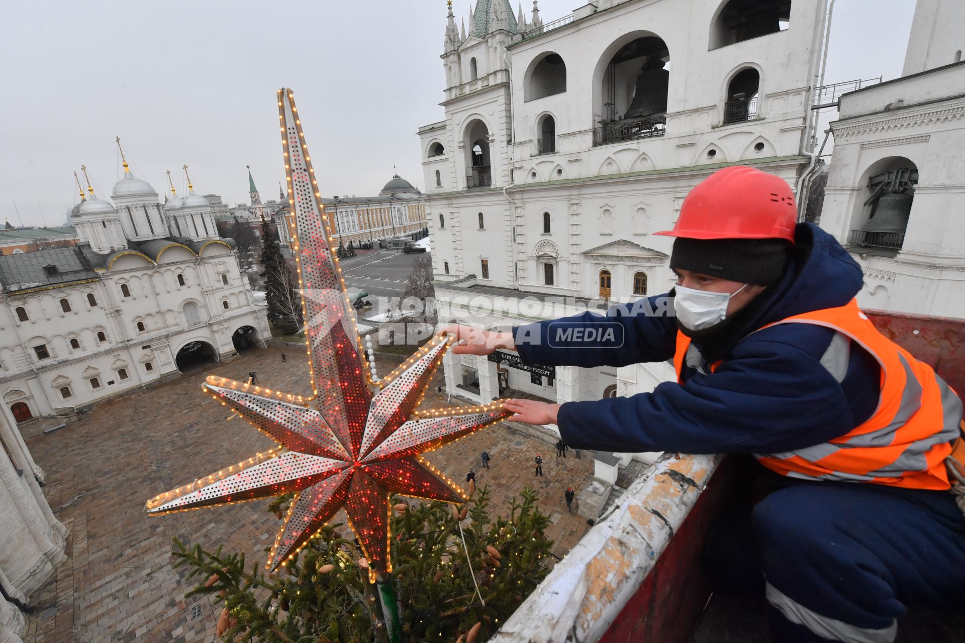 Москва.  Украшение главной новогодней елки страны на Соборной площади в Кремле.