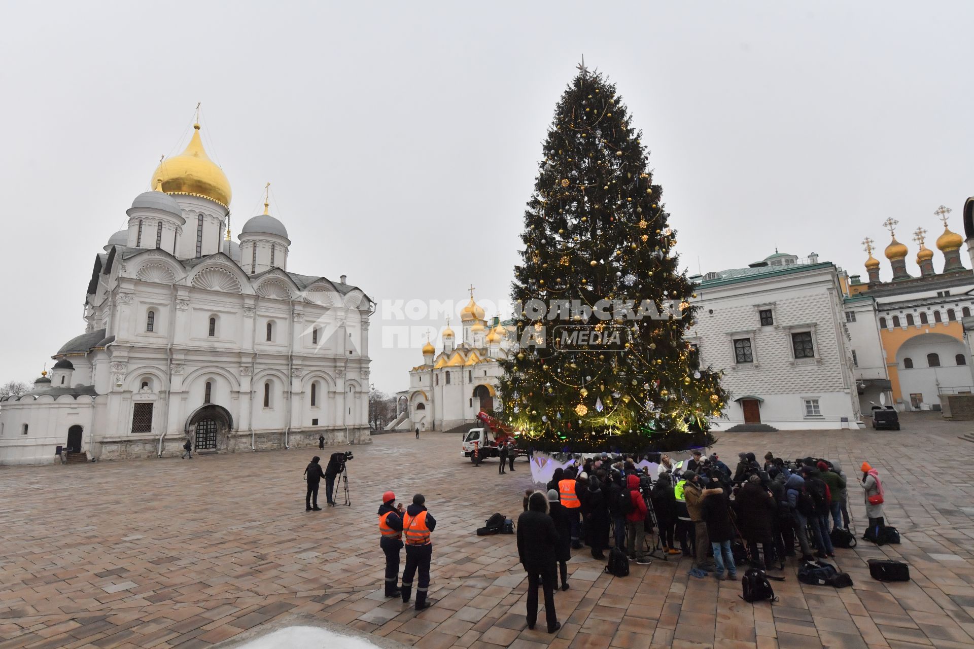 Москва.  Пресс-секретарь Управления делами президента РФ Елена Крылова во время украшения главной новогодней елки страны на Соборной площади в Кремле.