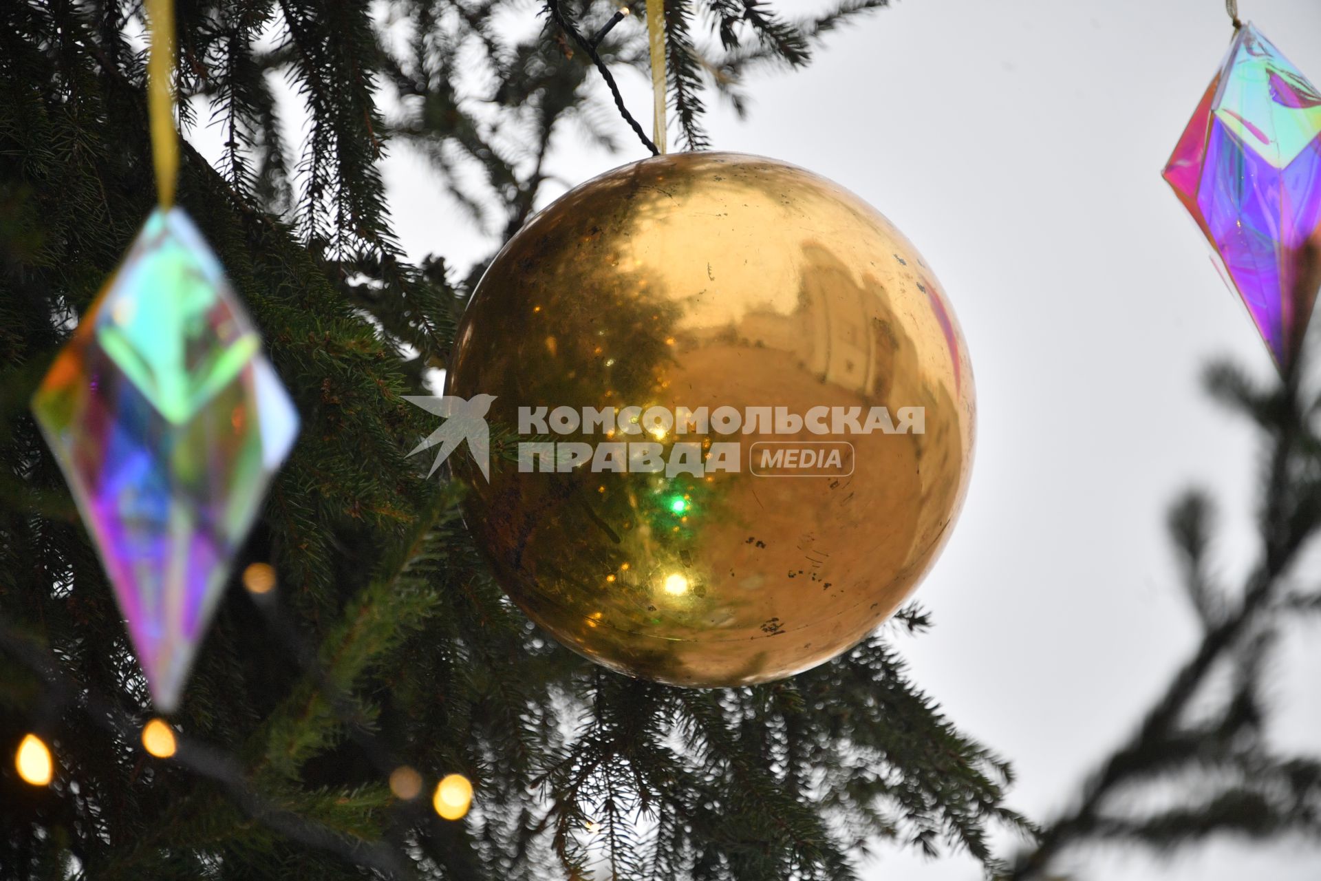 Москва.  Украшенная новогодняя елка на Соборной площади Московского Кремля и купола Теремных церквей.