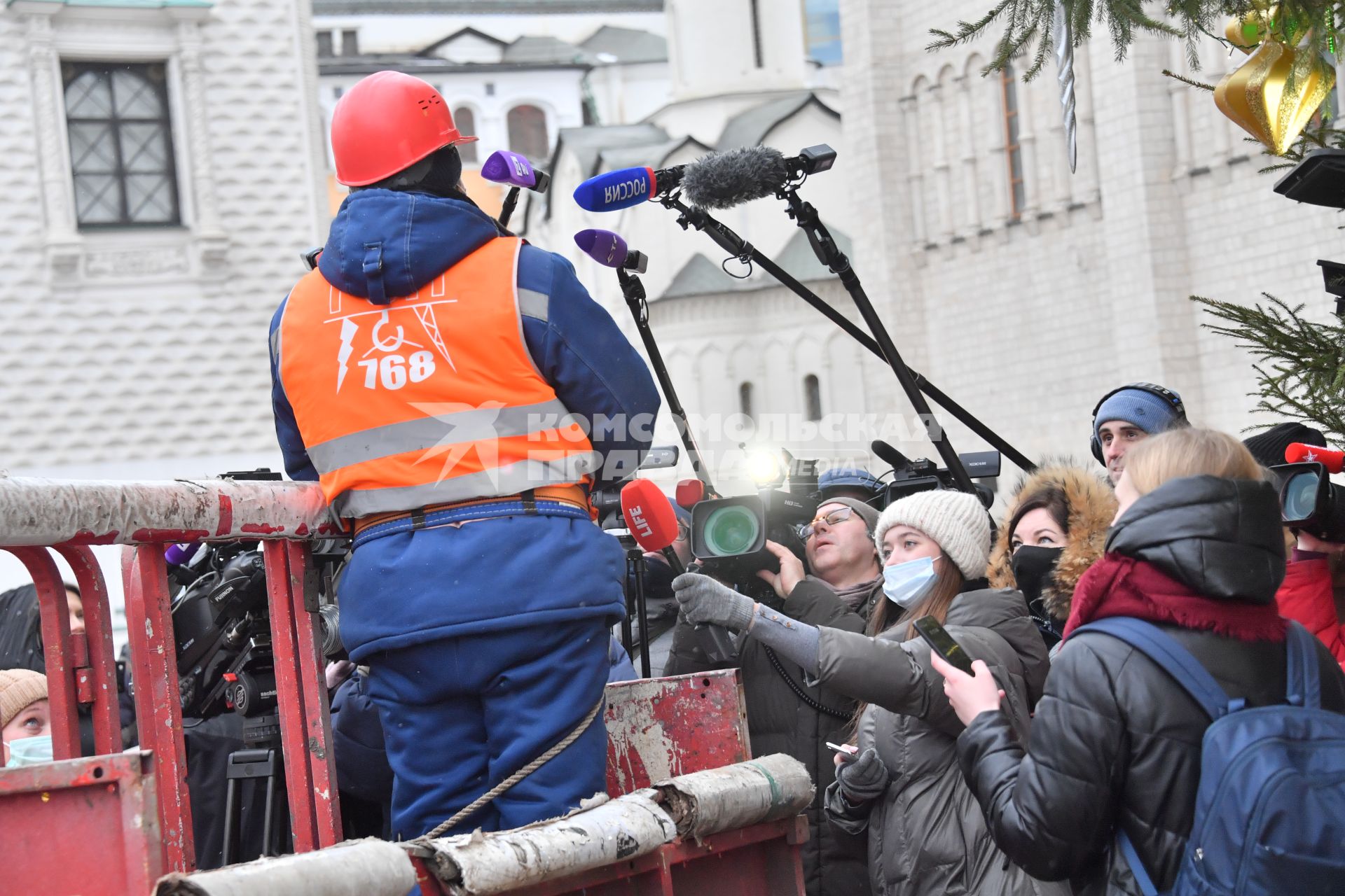 Москва.  Украшение главной новогодней елки страны на Соборной площади в Кремле.