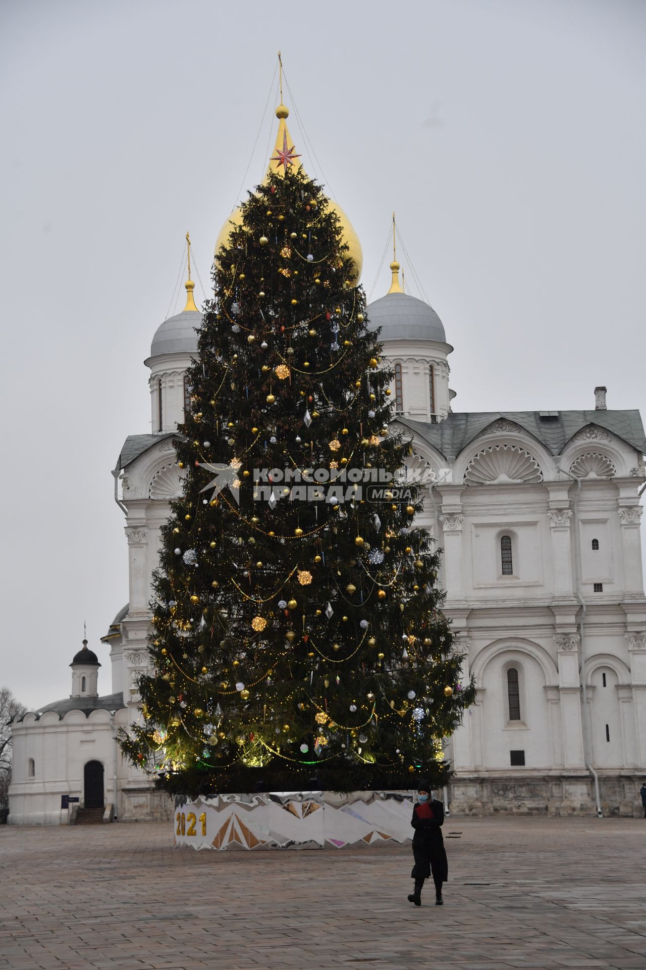 Москва. Украшенная новогодняя елка на Соборной площади Московского Кремля.