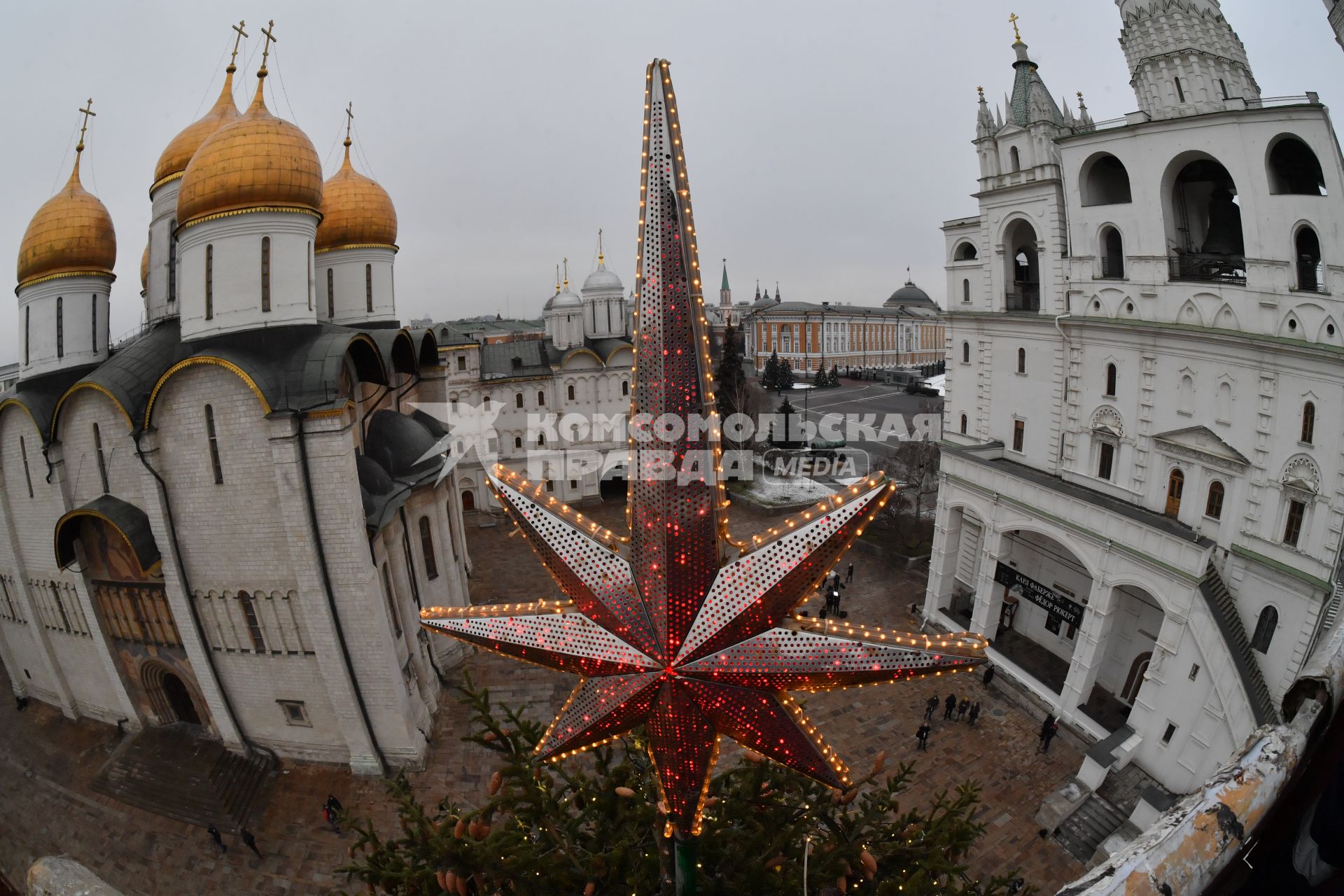 Москва.  Украшение главной новогодней елки страны на Соборной площади в Кремле.