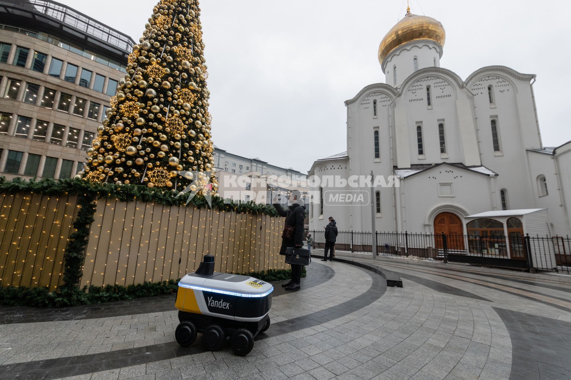 Москва.  Робот-доставщик еды `Яндекс.Ровер` на площади Тверская Застава.