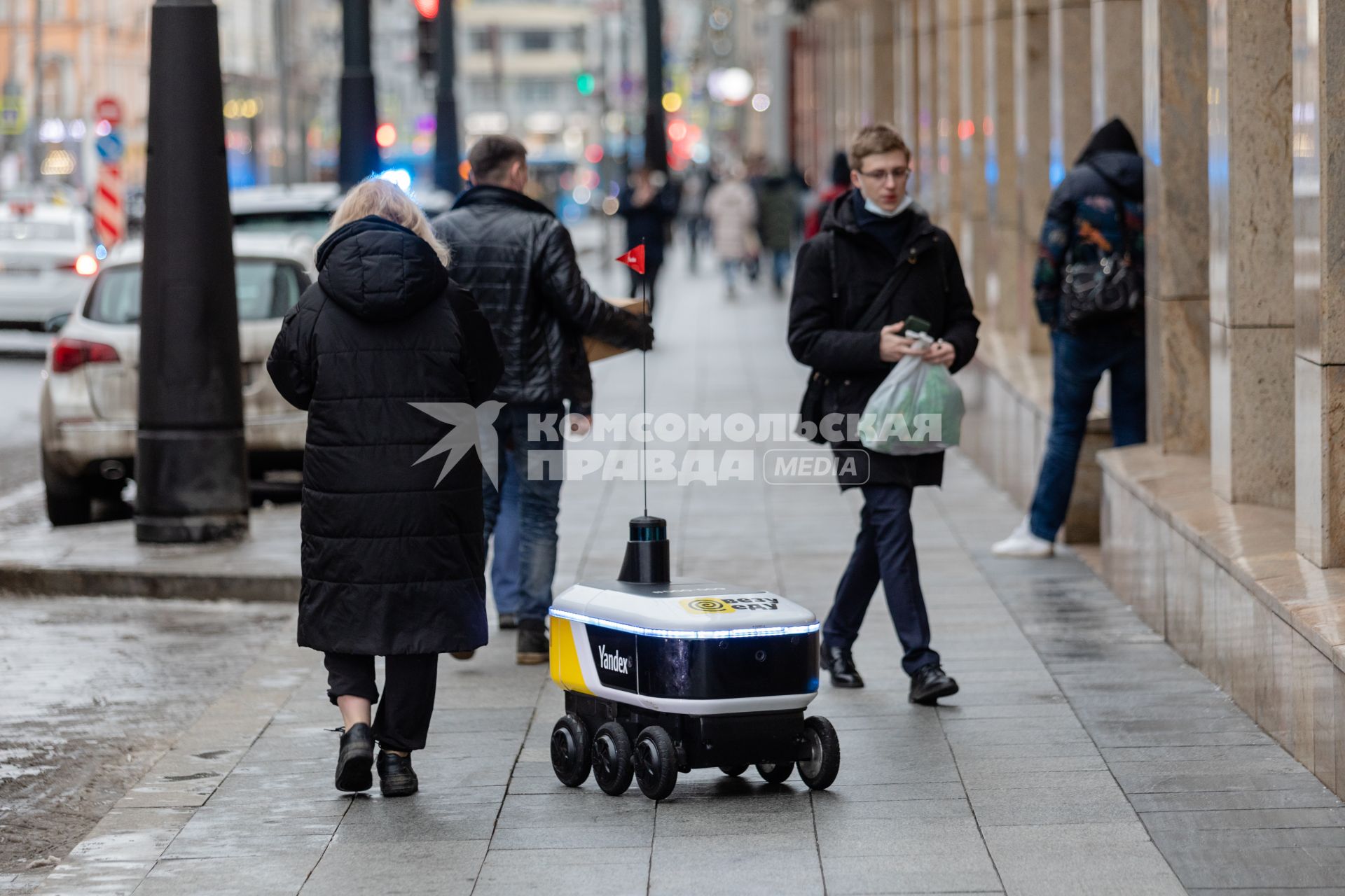 Москва. Робот-доставщик еды `Яндекс.Ровер` на одной из улиц города.