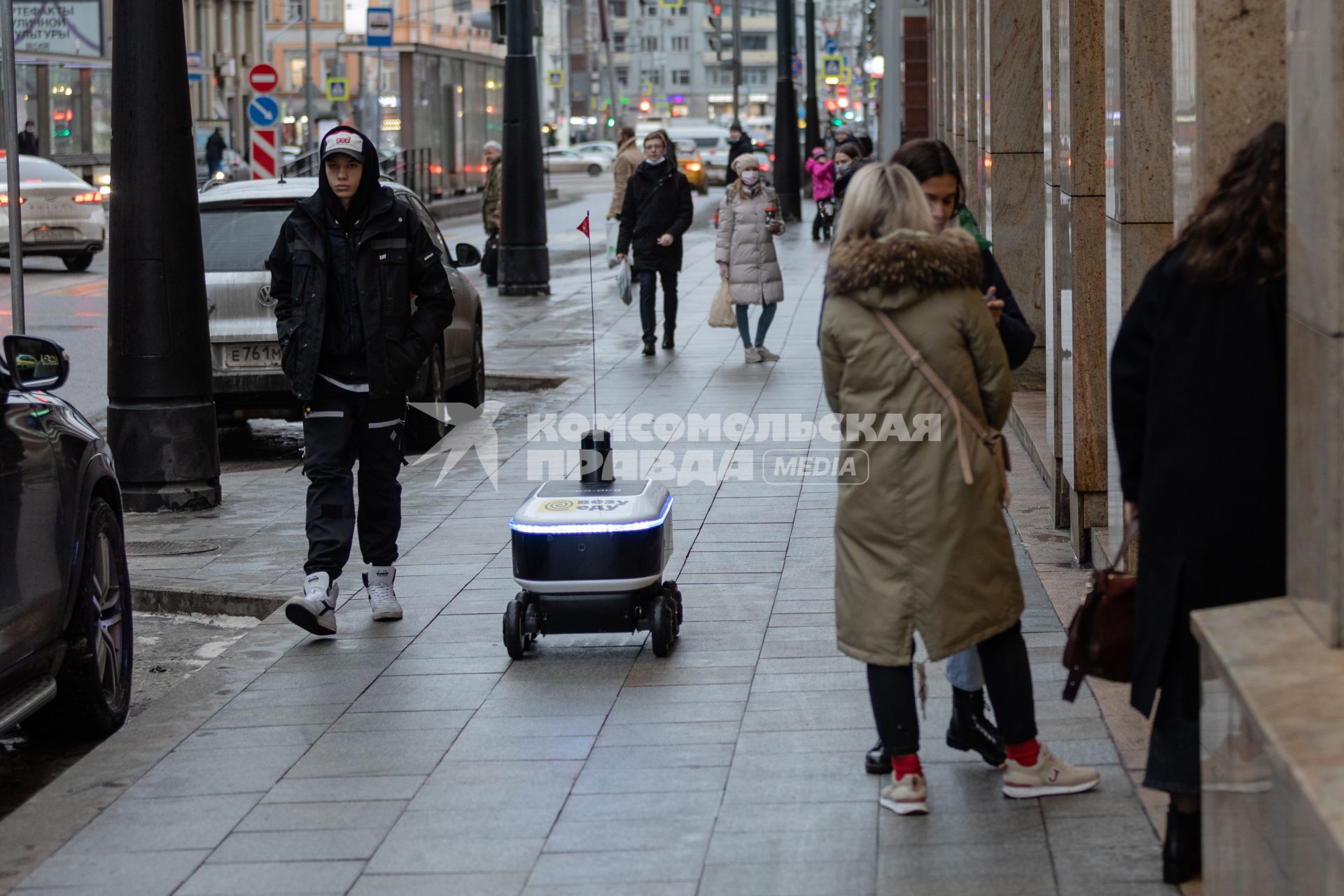 Москва. Робот-доставщик еды `Яндекс.Ровер` на одной из улиц города.