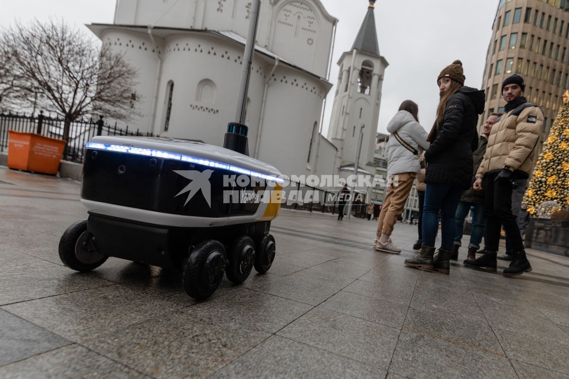 Москва.   Робот-доставщик еды `Яндекс.Ровер` на площади Тверская Застава.