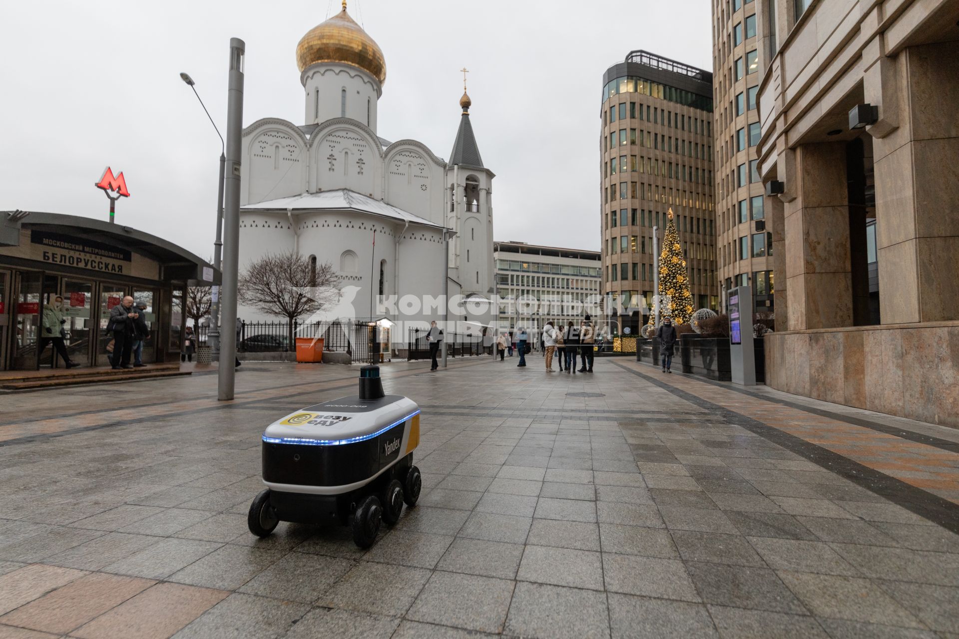 Москва.  Робот-доставщик еды `Яндекс.Ровер` на площади Тверская Застава.