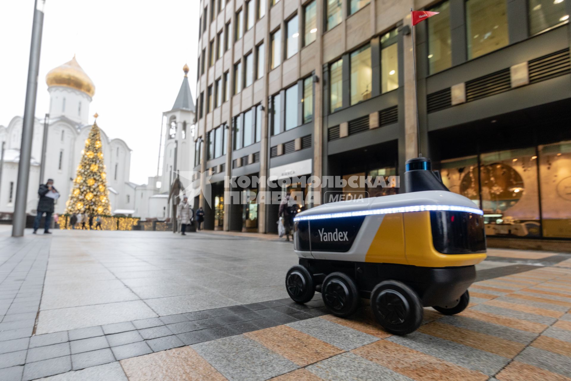 Москва.  Робот-доставщик еды `Яндекс.Ровер` на площади Тверская Застава.